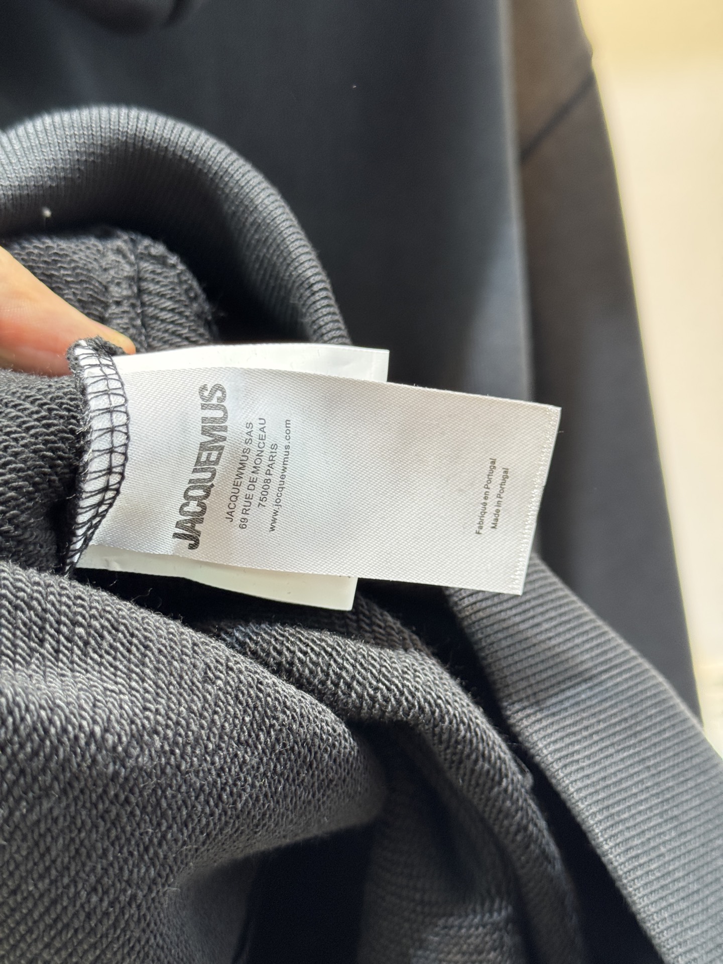 Jacquemu*拉链开衫这款连帽卫衣属于开衫款式，带有拉链设计，可敞开穿着或拉上拉链，整体风格简约休闲