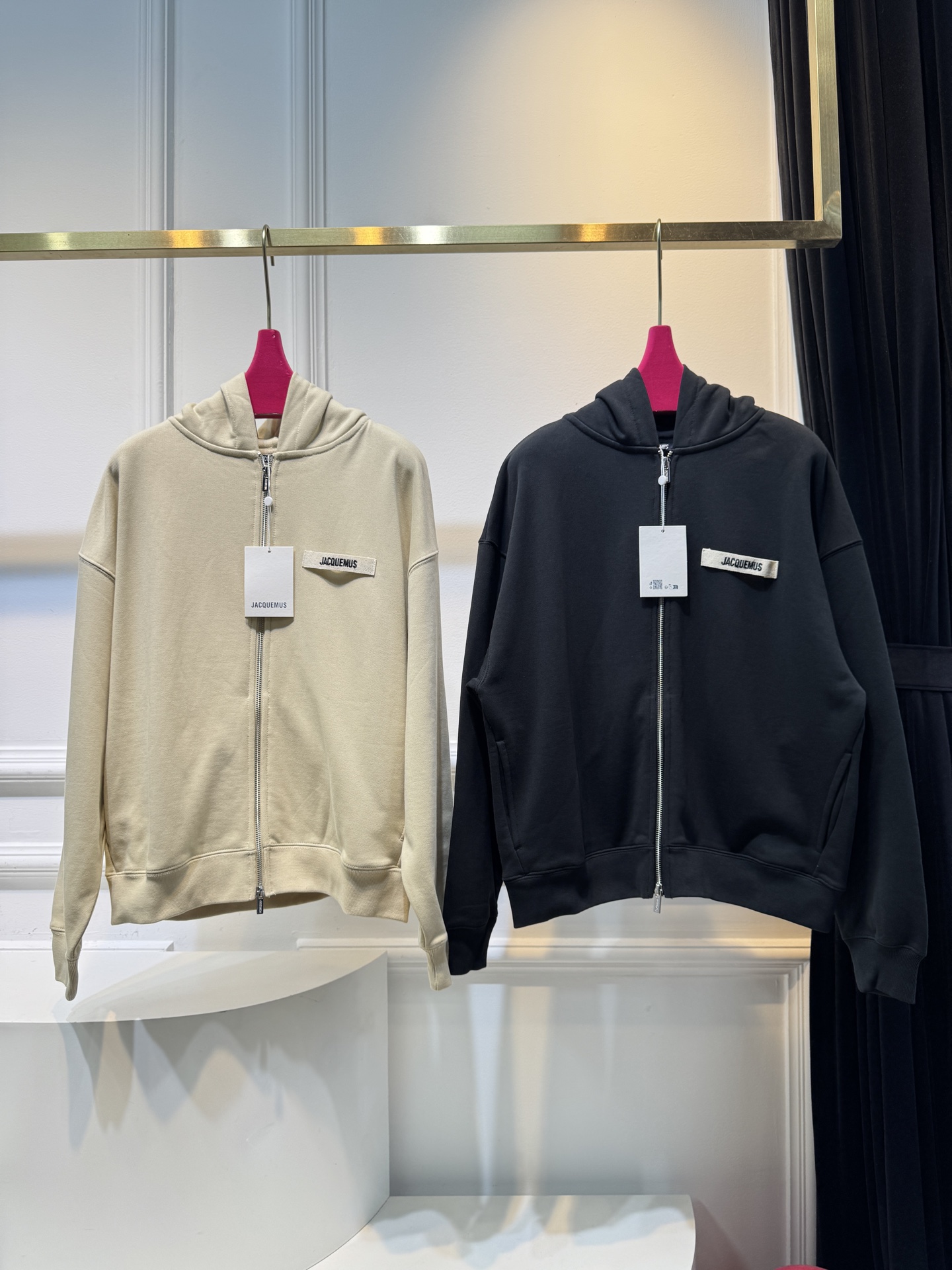 Jacquemu*拉链开衫这款连帽卫衣属于开衫款式，带有拉链设计，可敞开穿着或拉上拉链，整体风格简约休闲