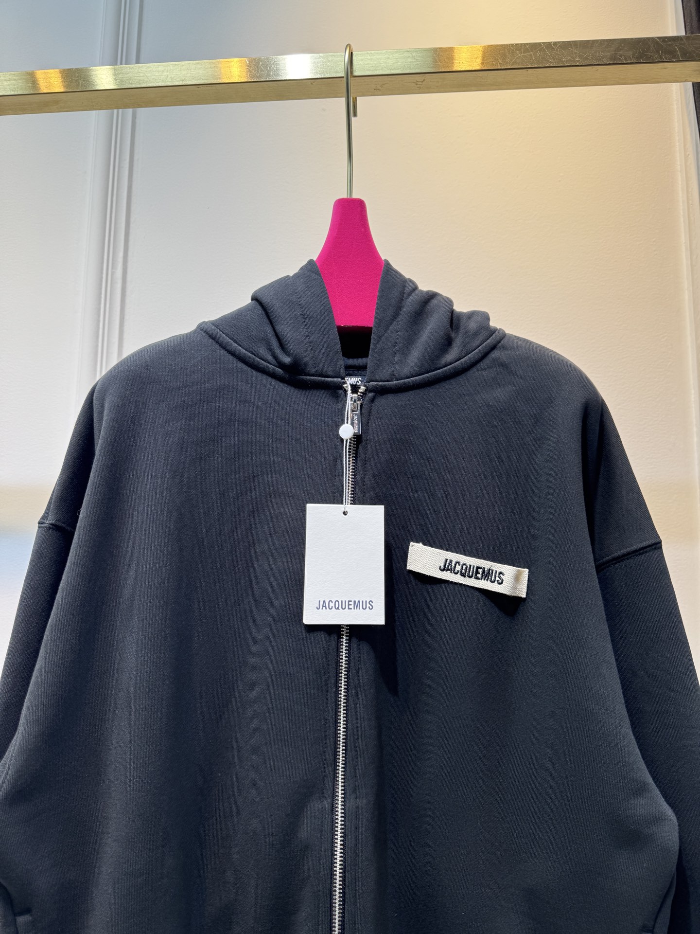 Jacquemu*拉链开衫这款连帽卫衣属于开衫款式，带有拉链设计，可敞开穿着或拉上拉链，整体风格简约休闲