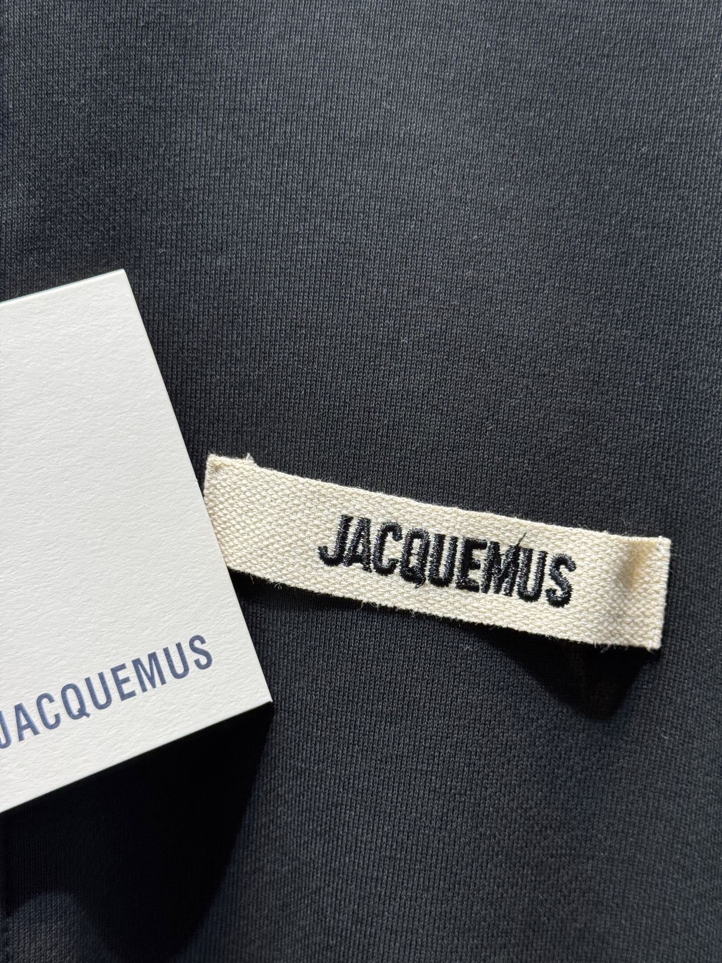 Jacquemu*拉链开衫这款连帽卫衣属于开衫款式，带有拉链设计，可敞开穿着或拉上拉链，整体风格简约休闲