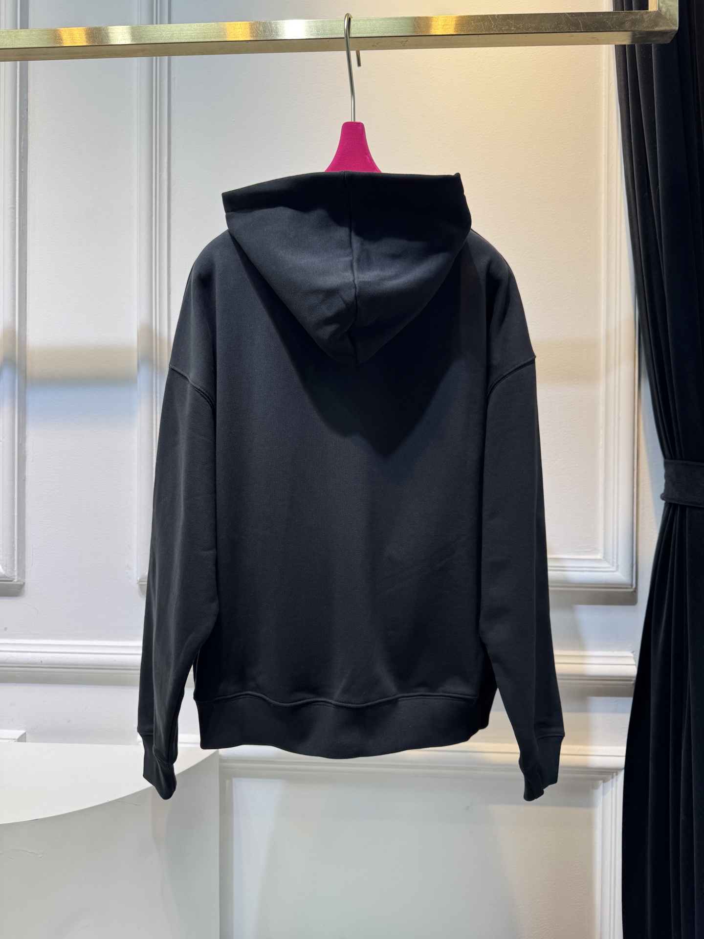 Jacquemu*拉链开衫这款连帽卫衣属于开衫款式，带有拉链设计，可敞开穿着或拉上拉链，整体风格简约休闲