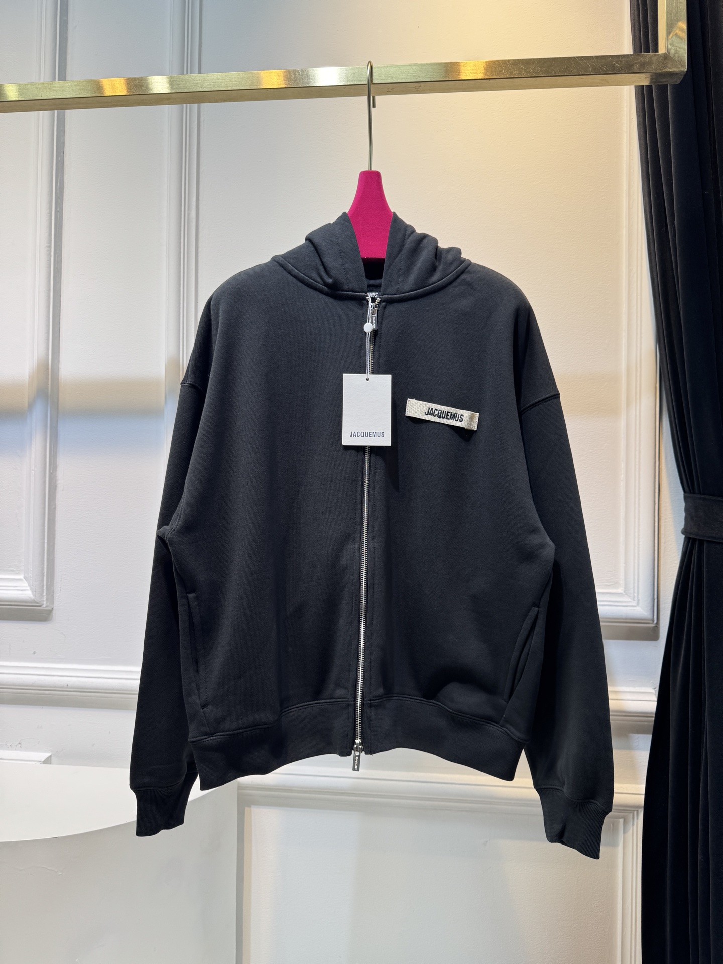 Jacquemu*拉链开衫这款连帽卫衣属于开衫款式，带有拉链设计，可敞开穿着或拉上拉链，整体风格简约休闲