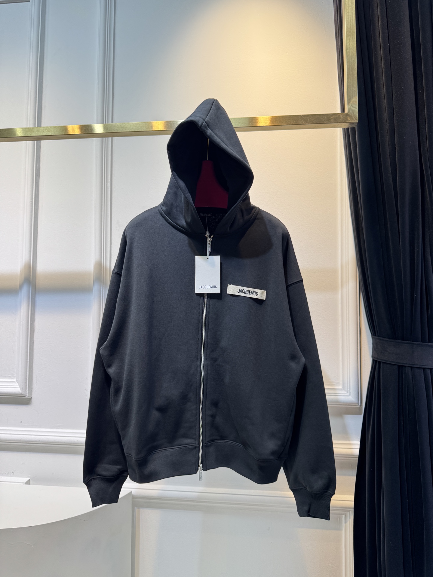 Jacquemu*拉链开衫这款连帽卫衣属于开衫款式，带有拉链设计，可敞开穿着或拉上拉链，整体风格简约休闲