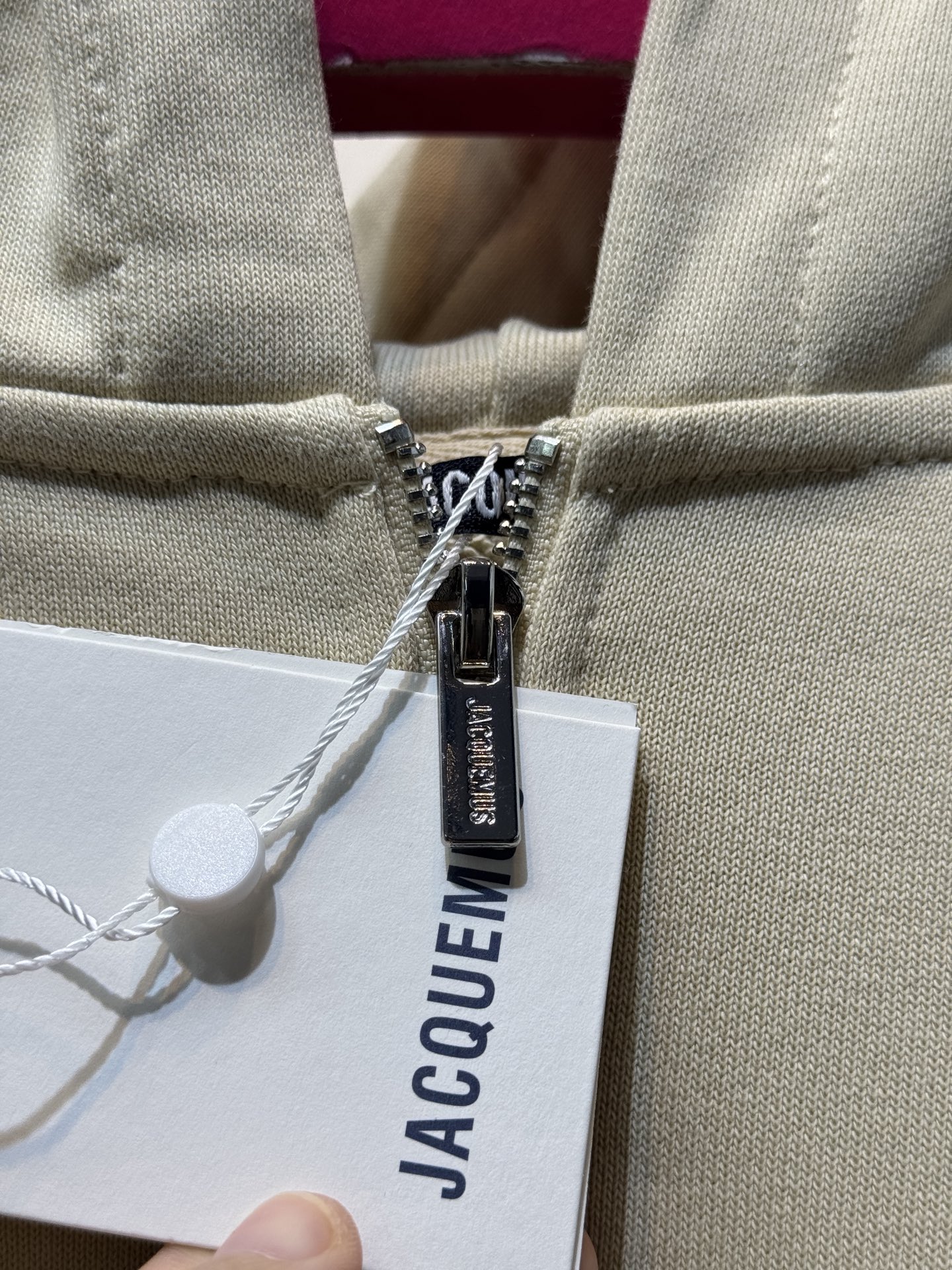 Jacquemu*拉链开衫这款连帽卫衣属于开衫款式，带有拉链设计，可敞开穿着或拉上拉链，整体风格简约休闲