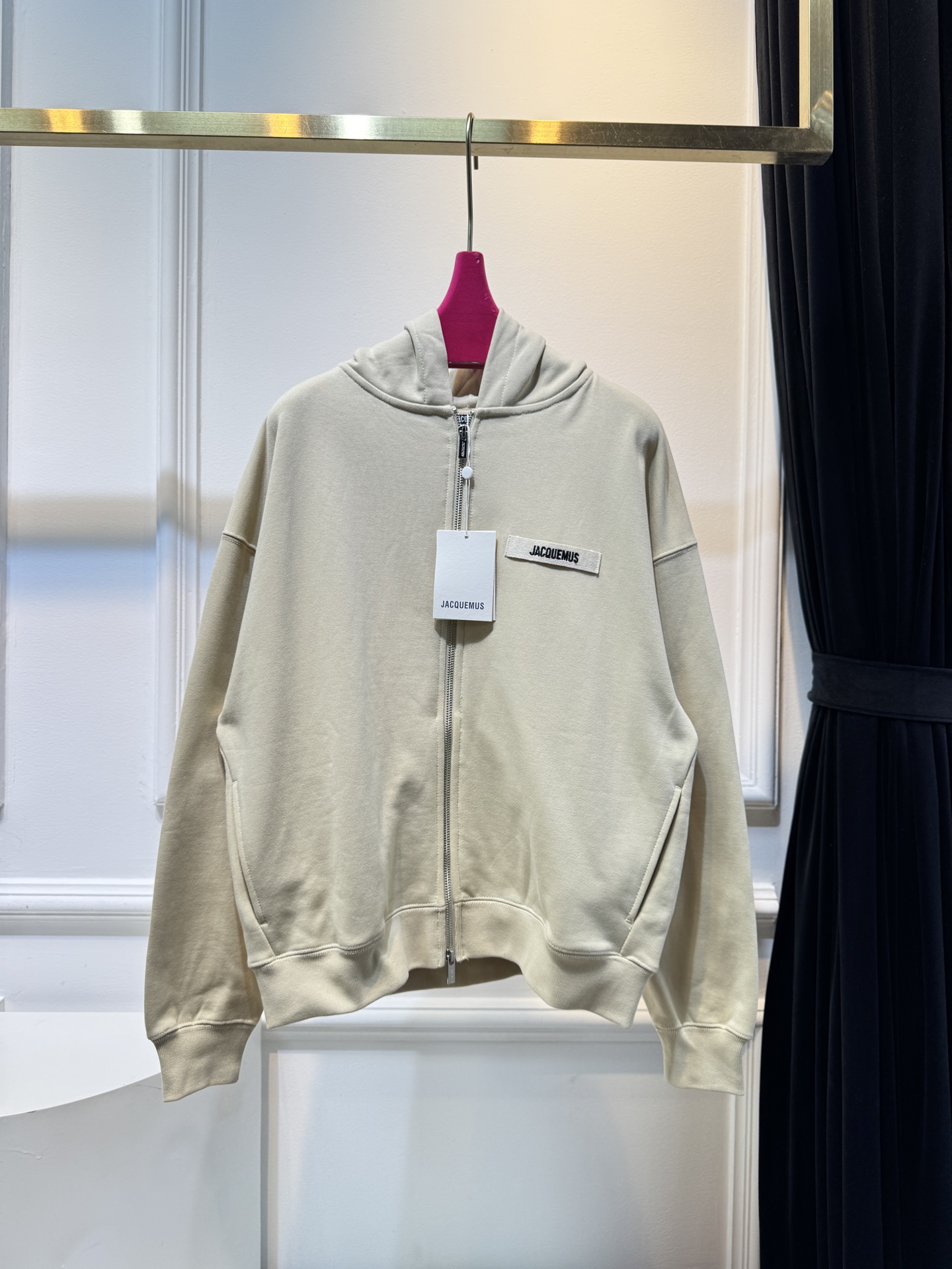 Jacquemu*拉链开衫这款连帽卫衣属于开衫款式，带有拉链设计，可敞开穿着或拉上拉链，整体风格简约休闲