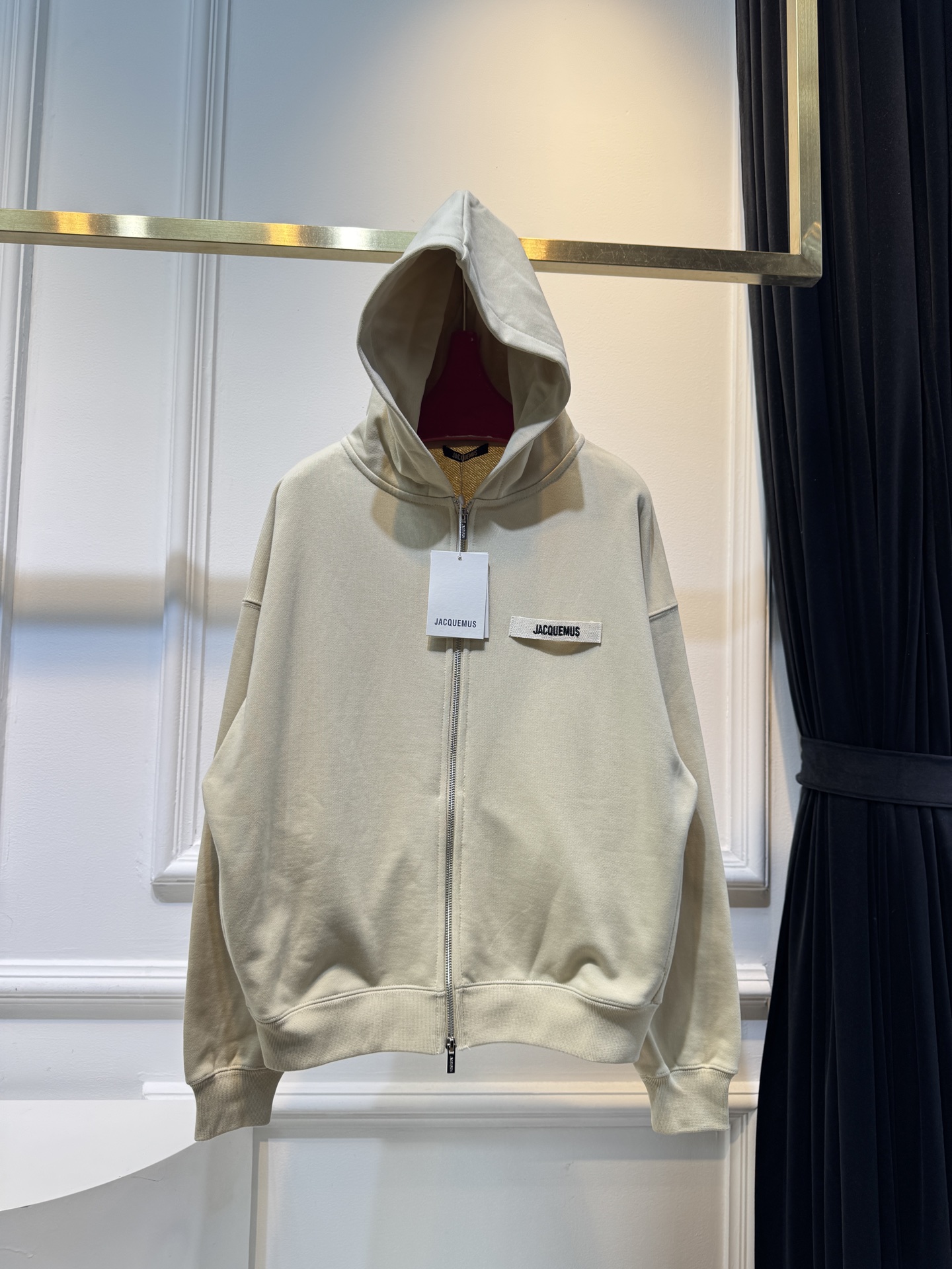 Jacquemu*拉链开衫这款连帽卫衣属于开衫款式，带有拉链设计，可敞开穿着或拉上拉链，整体风格简约休闲