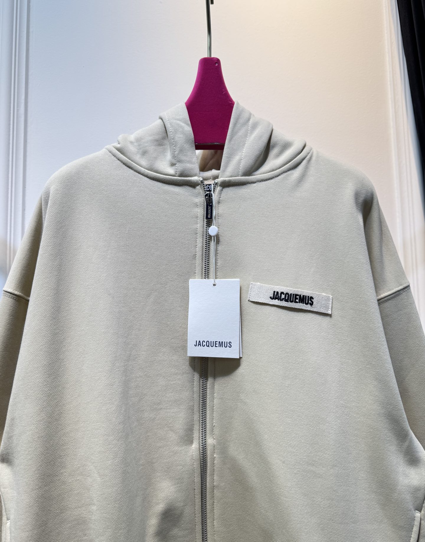 Jacquemu*拉链开衫这款连帽卫衣属于开衫款式，带有拉链设计，可敞开穿着或拉上拉链，整体风格简约休闲
