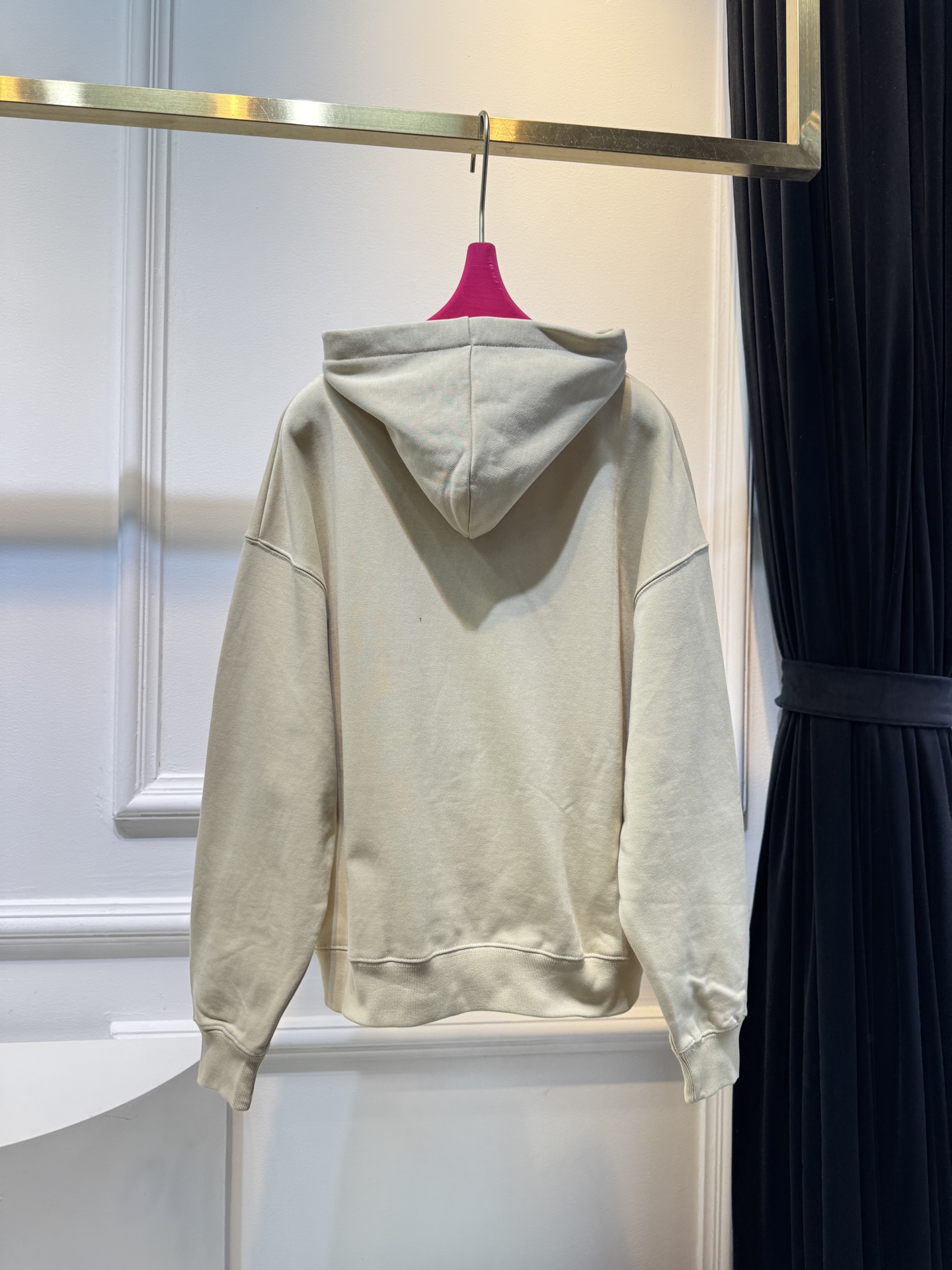 Jacquemu*拉链开衫这款连帽卫衣属于开衫款式，带有拉链设计，可敞开穿着或拉上拉链，整体风格简约休闲