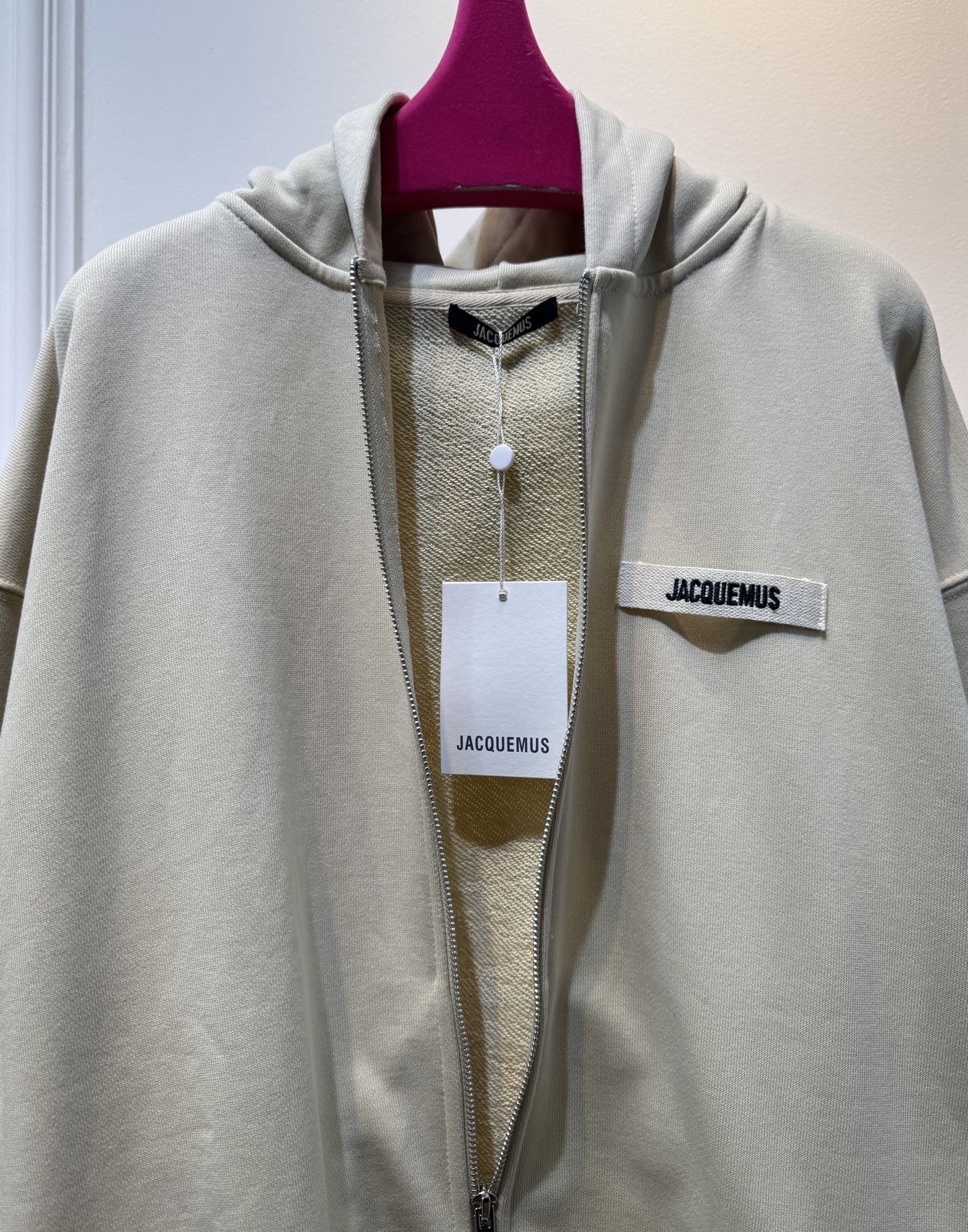 Jacquemu*拉链开衫这款连帽卫衣属于开衫款式，带有拉链设计，可敞开穿着或拉上拉链，整体风格简约休闲