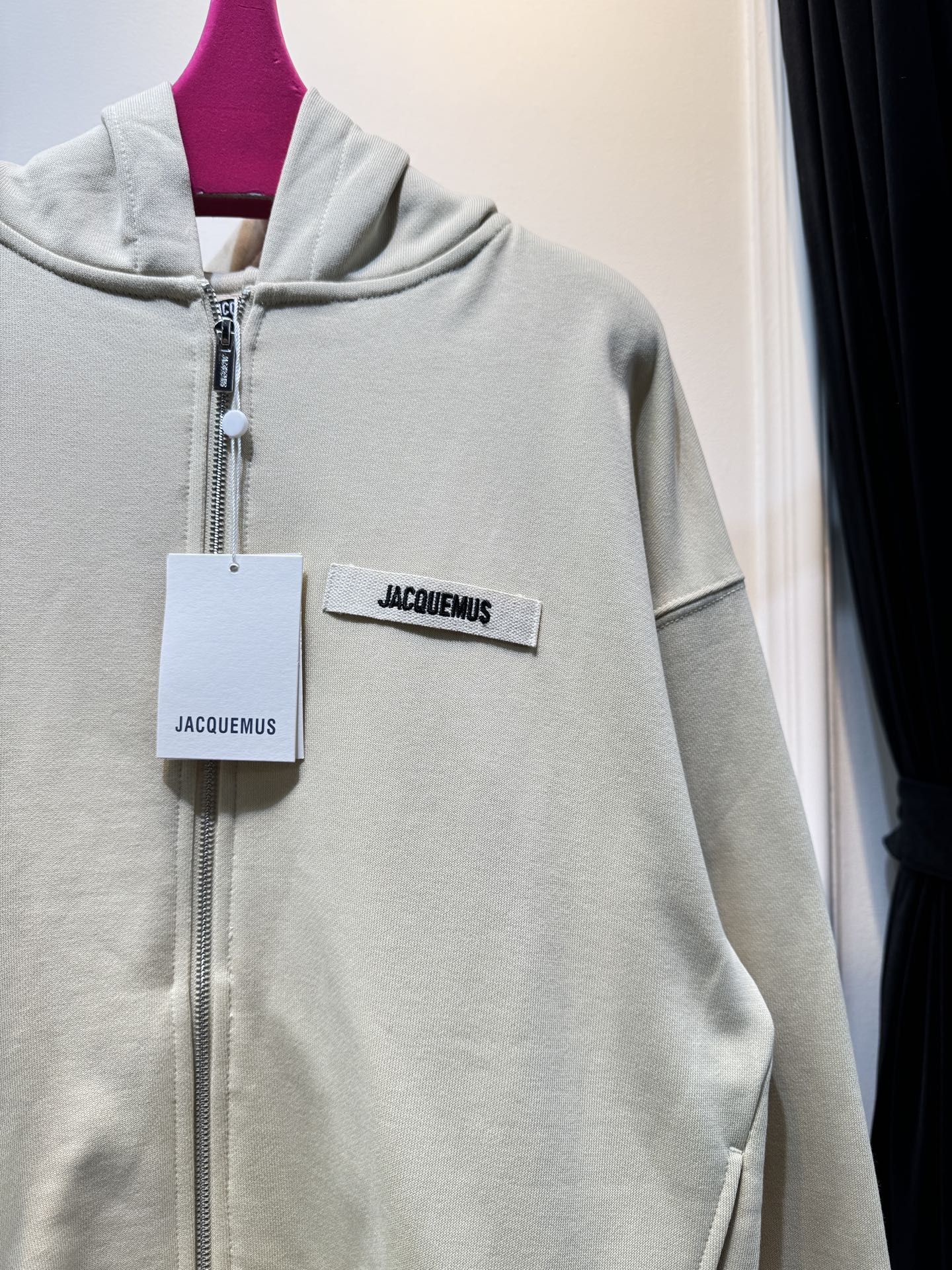 Jacquemu*拉链开衫这款连帽卫衣属于开衫款式，带有拉链设计，可敞开穿着或拉上拉链，整体风格简约休闲