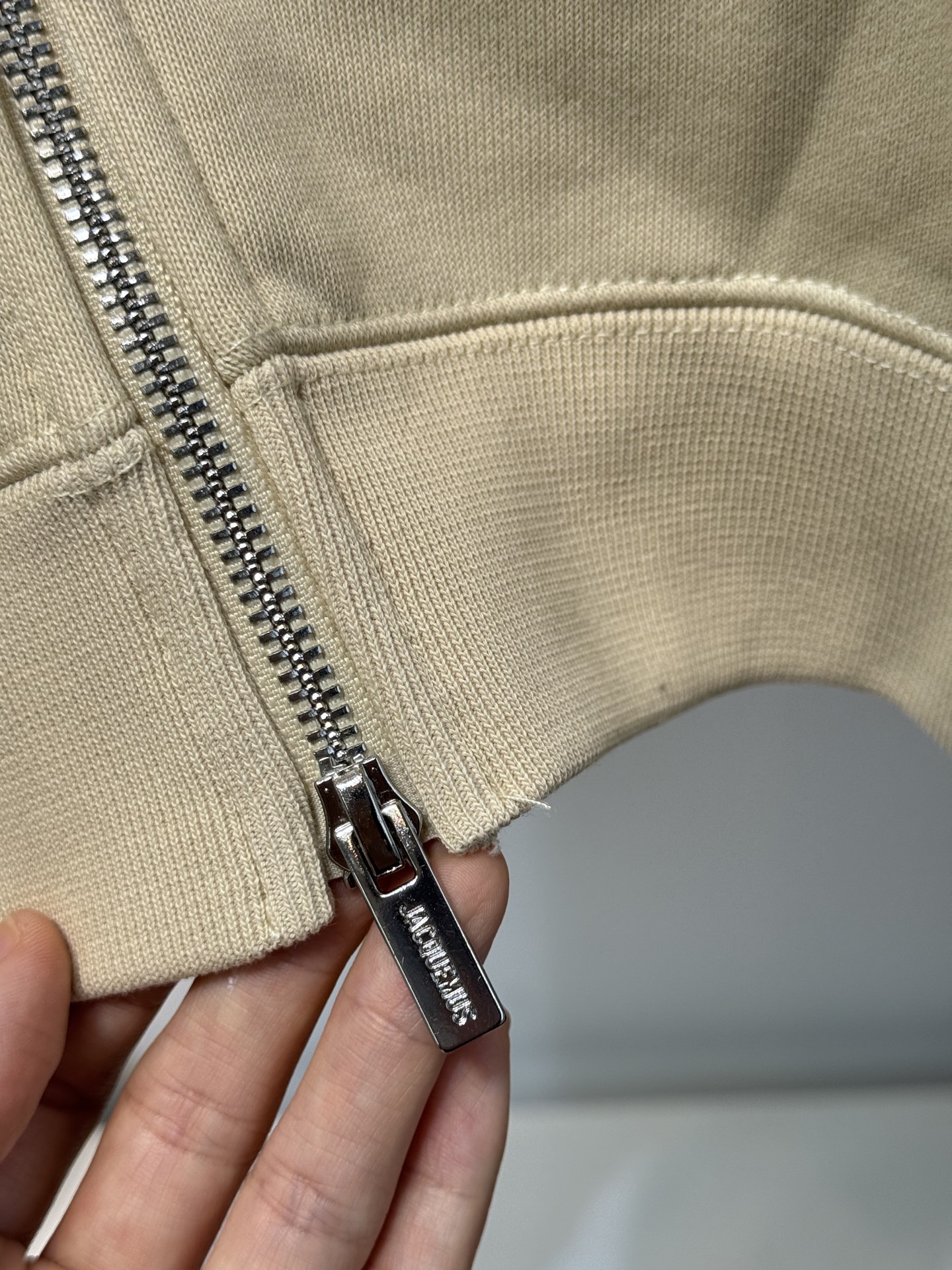 Jacquemu*拉链开衫这款连帽卫衣属于开衫款式，带有拉链设计，可敞开穿着或拉上拉链，整体风格简约休闲