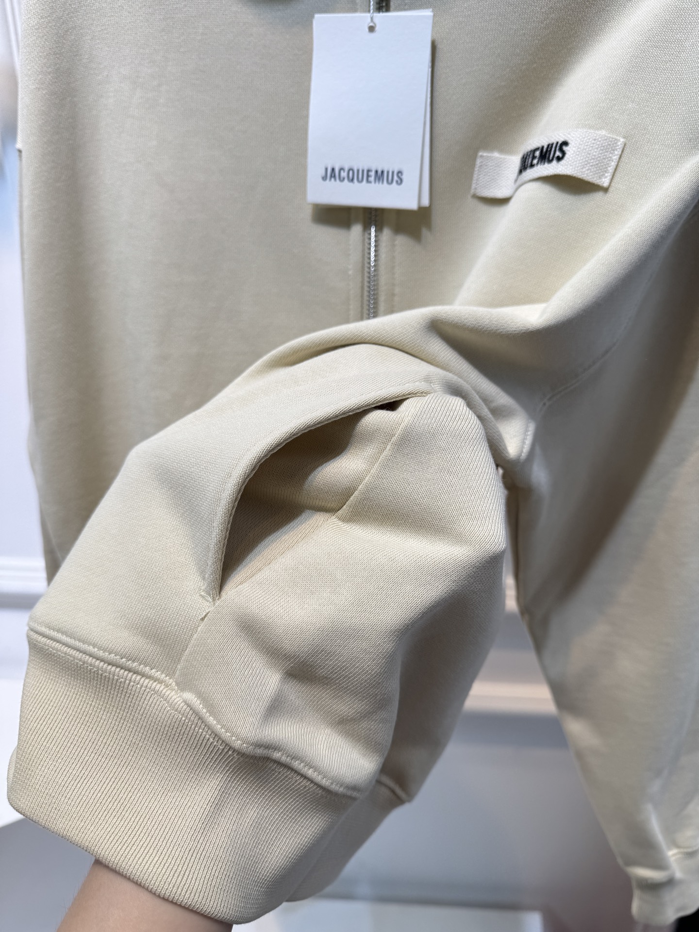 Jacquemu*拉链开衫这款连帽卫衣属于开衫款式，带有拉链设计，可敞开穿着或拉上拉链，整体风格简约休闲