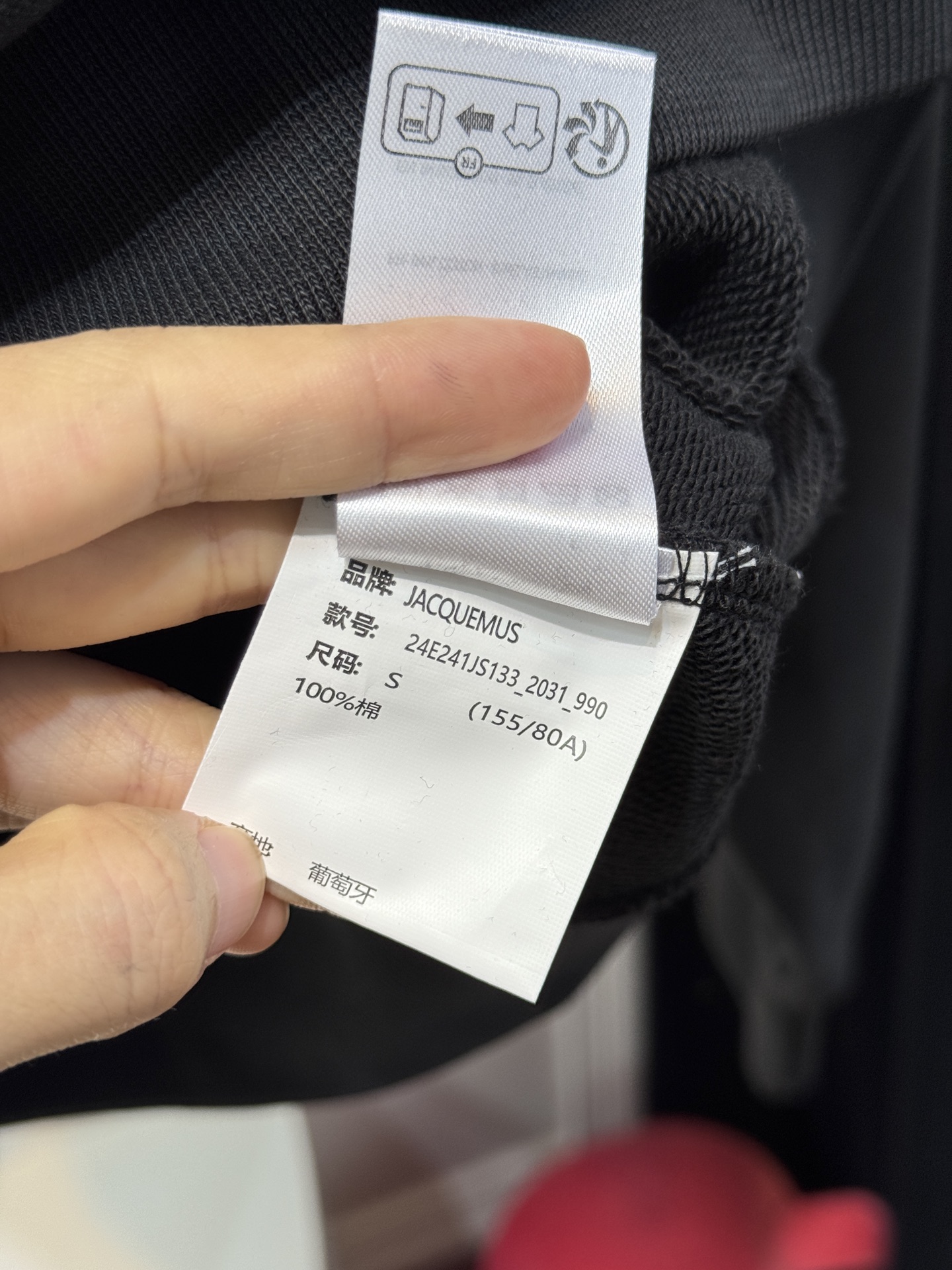 Jacquemu*连帽卫衣这款连帽卫衣属于开衫款式，带有拉链设计，可敞开穿着或拉上拉链，整体风格简约休闲