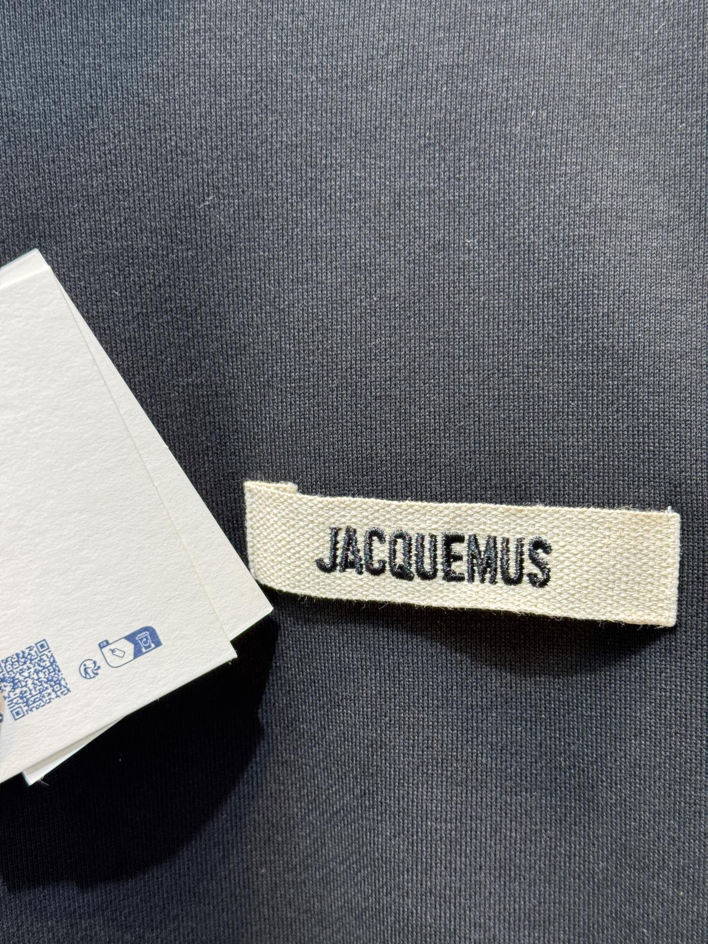 Jacquemu*连帽卫衣这款连帽卫衣属于开衫款式，带有拉链设计，可敞开穿着或拉上拉链，整体风格简约休闲