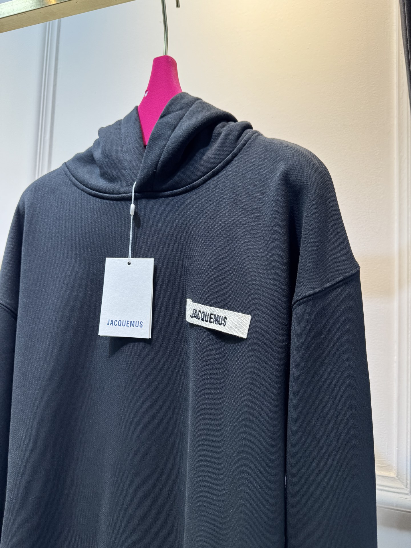 Jacquemu*连帽卫衣这款连帽卫衣属于开衫款式，带有拉链设计，可敞开穿着或拉上拉链，整体风格简约休闲