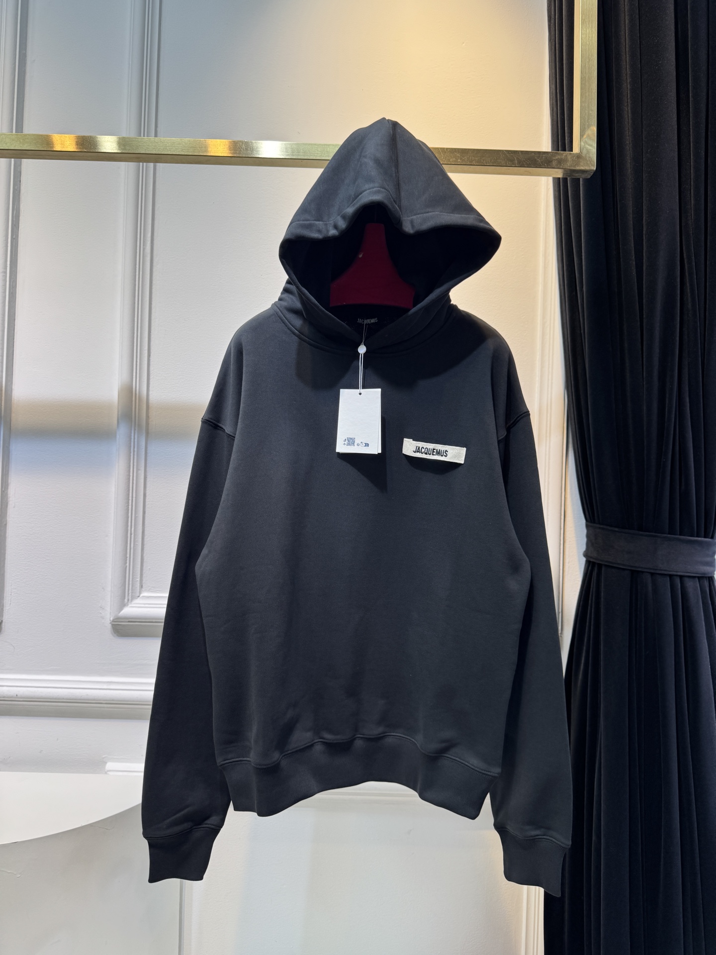 Jacquemu*连帽卫衣这款连帽卫衣属于开衫款式，带有拉链设计，可敞开穿着或拉上拉链，整体风格简约休闲