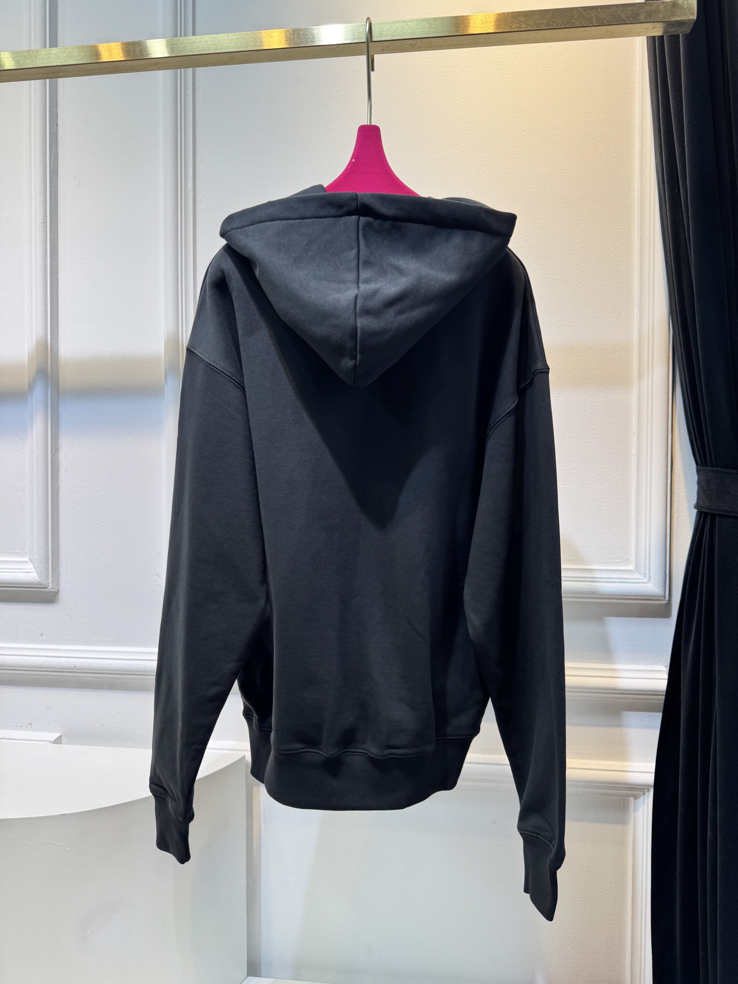 Jacquemu*连帽卫衣这款连帽卫衣属于开衫款式，带有拉链设计，可敞开穿着或拉上拉链，整体风格简约休闲