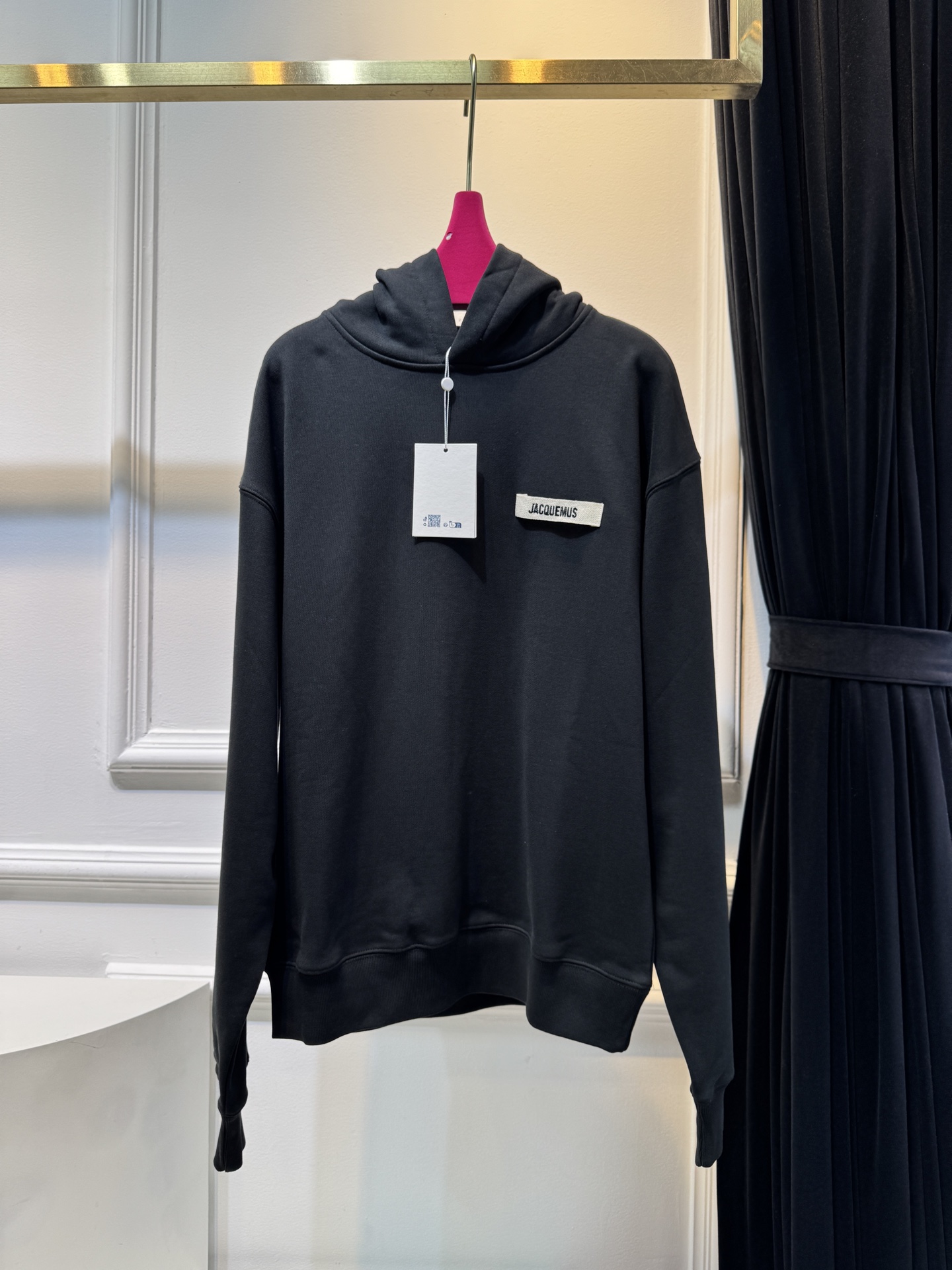 Jacquemu*连帽卫衣这款连帽卫衣属于开衫款式，带有拉链设计，可敞开穿着或拉上拉链，整体风格简约休闲