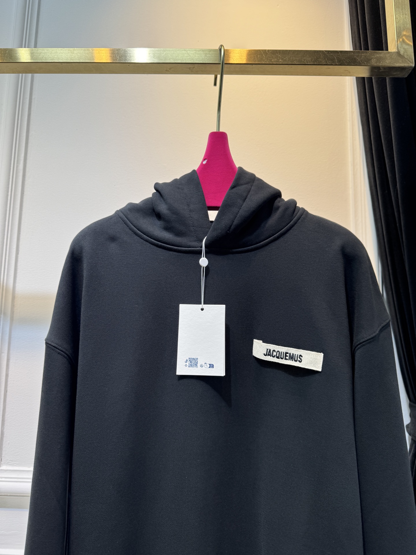 Jacquemu*连帽卫衣这款连帽卫衣属于开衫款式，带有拉链设计，可敞开穿着或拉上拉链，整体风格简约休闲