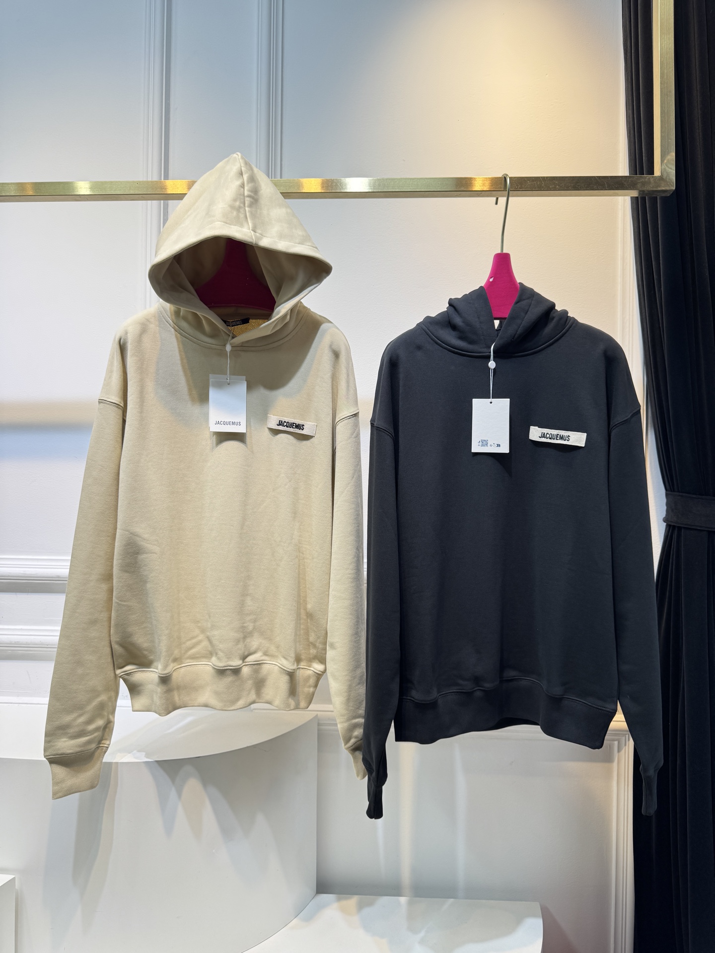 Jacquemu*连帽卫衣这款连帽卫衣属于开衫款式，带有拉链设计，可敞开穿着或拉上拉链，整体风格简约休闲