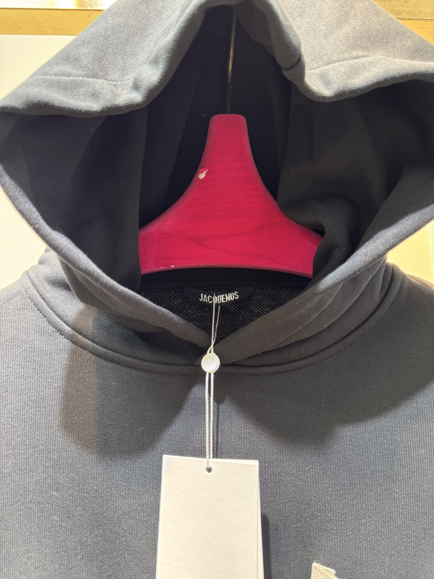 Jacquemu*连帽卫衣这款连帽卫衣属于开衫款式，带有拉链设计，可敞开穿着或拉上拉链，整体风格简约休闲