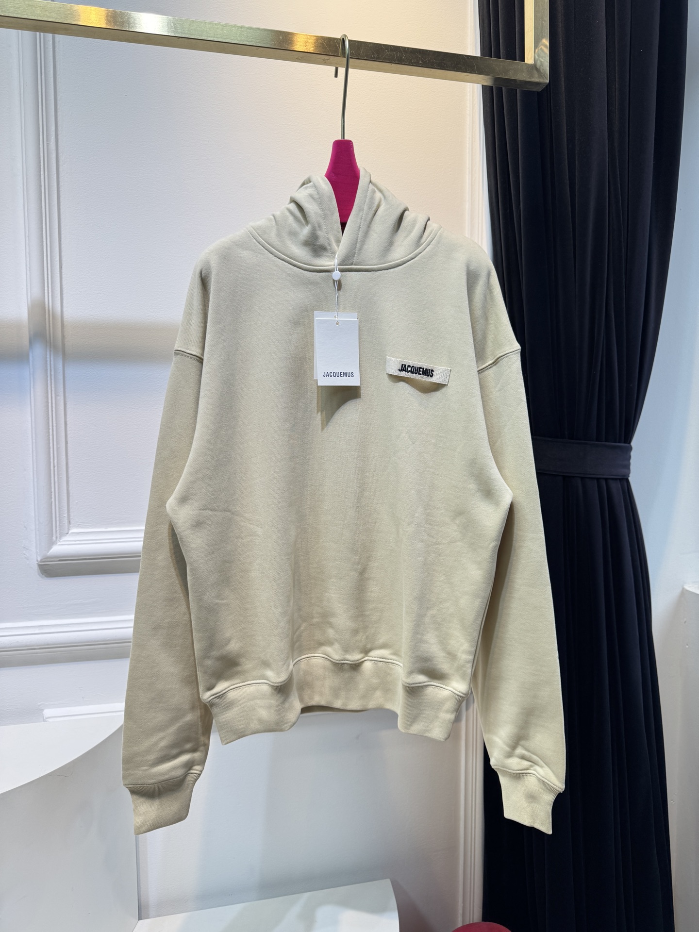 Jacquemu*连帽卫衣这款连帽卫衣属于开衫款式，带有拉链设计，可敞开穿着或拉上拉链，整体风格简约休闲