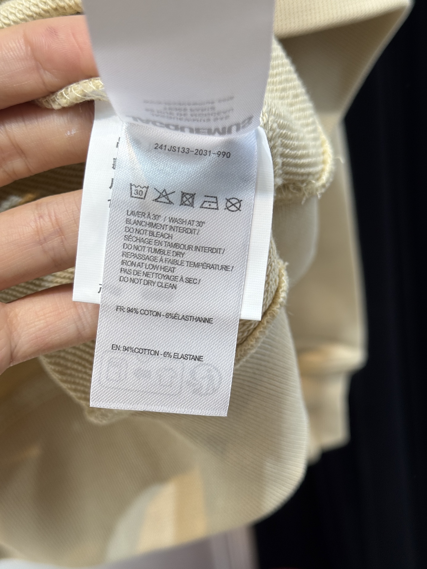 Jacquemu*连帽卫衣这款连帽卫衣属于开衫款式，带有拉链设计，可敞开穿着或拉上拉链，整体风格简约休闲