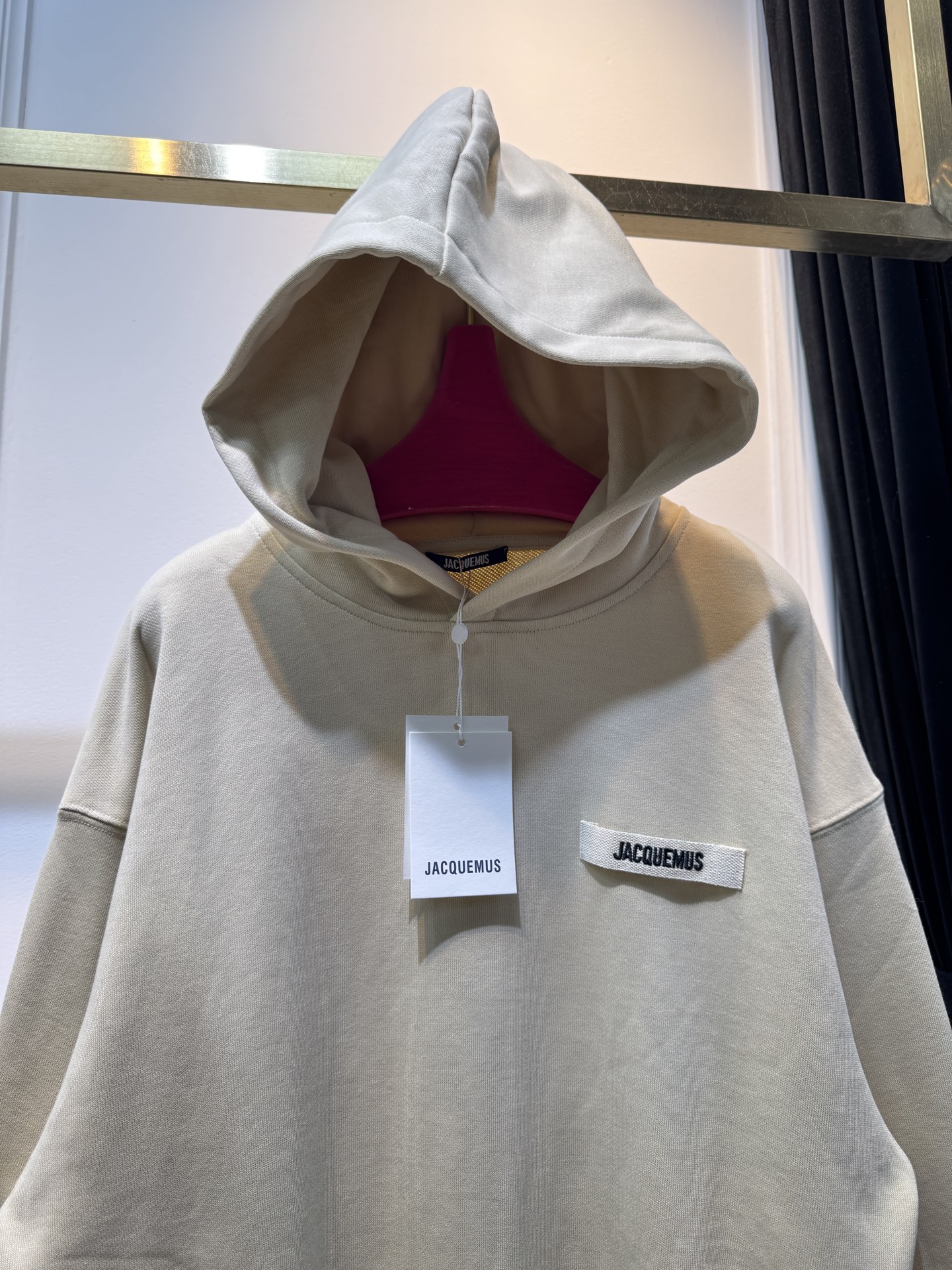 Jacquemu*连帽卫衣这款连帽卫衣属于开衫款式，带有拉链设计，可敞开穿着或拉上拉链，整体风格简约休闲