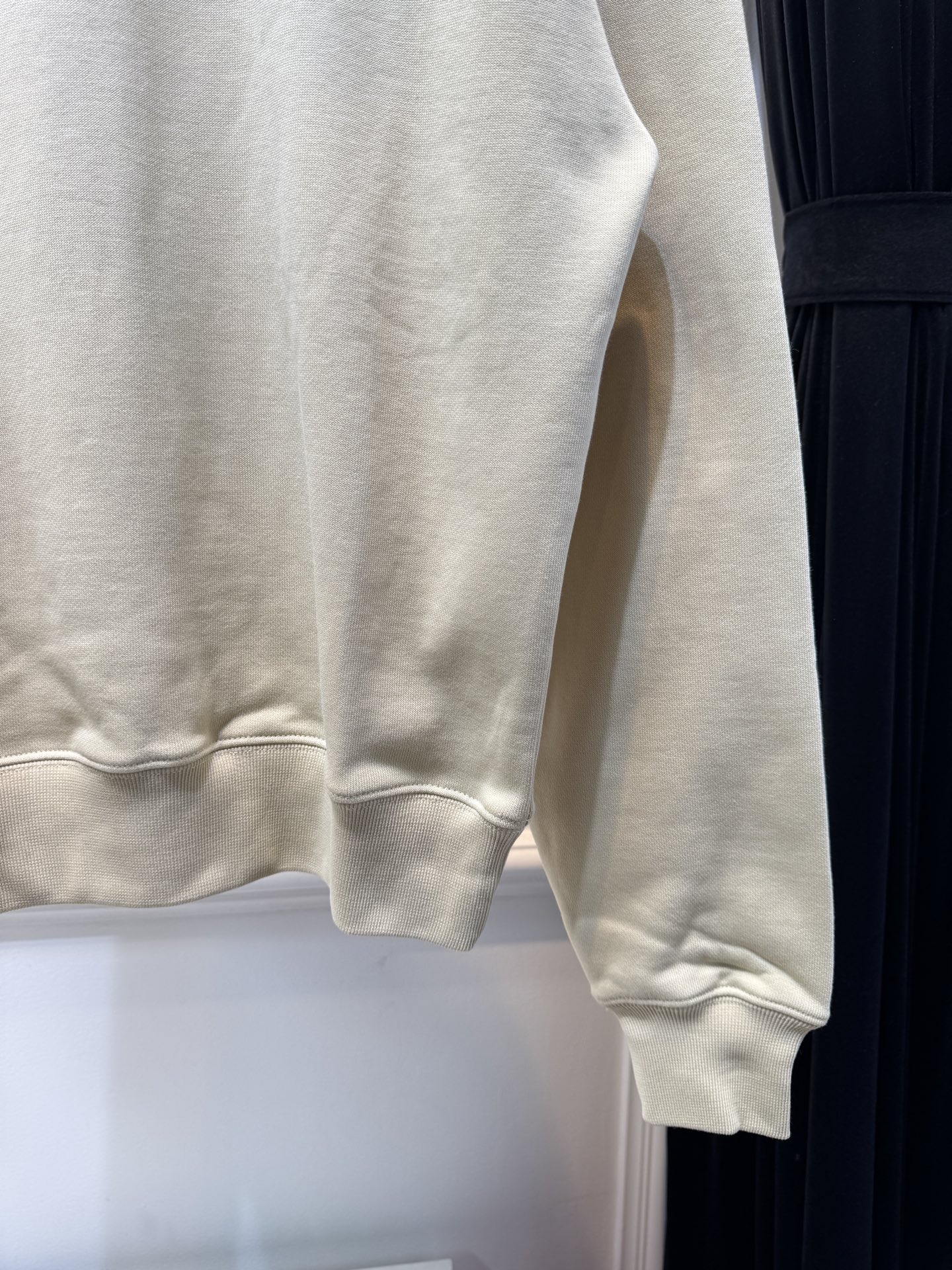 Jacquemu*连帽卫衣这款连帽卫衣属于开衫款式，带有拉链设计，可敞开穿着或拉上拉链，整体风格简约休闲