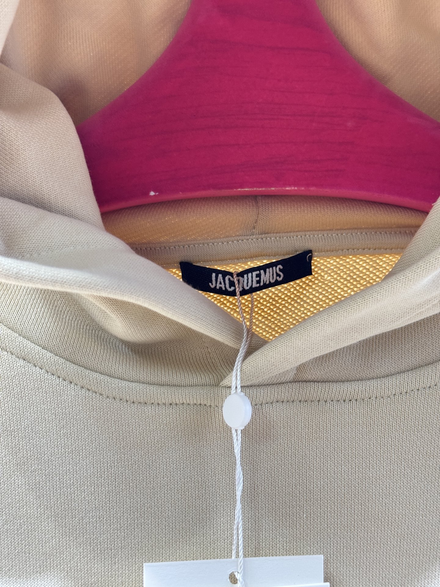 Jacquemu*连帽卫衣这款连帽卫衣属于开衫款式，带有拉链设计，可敞开穿着或拉上拉链，整体风格简约休闲