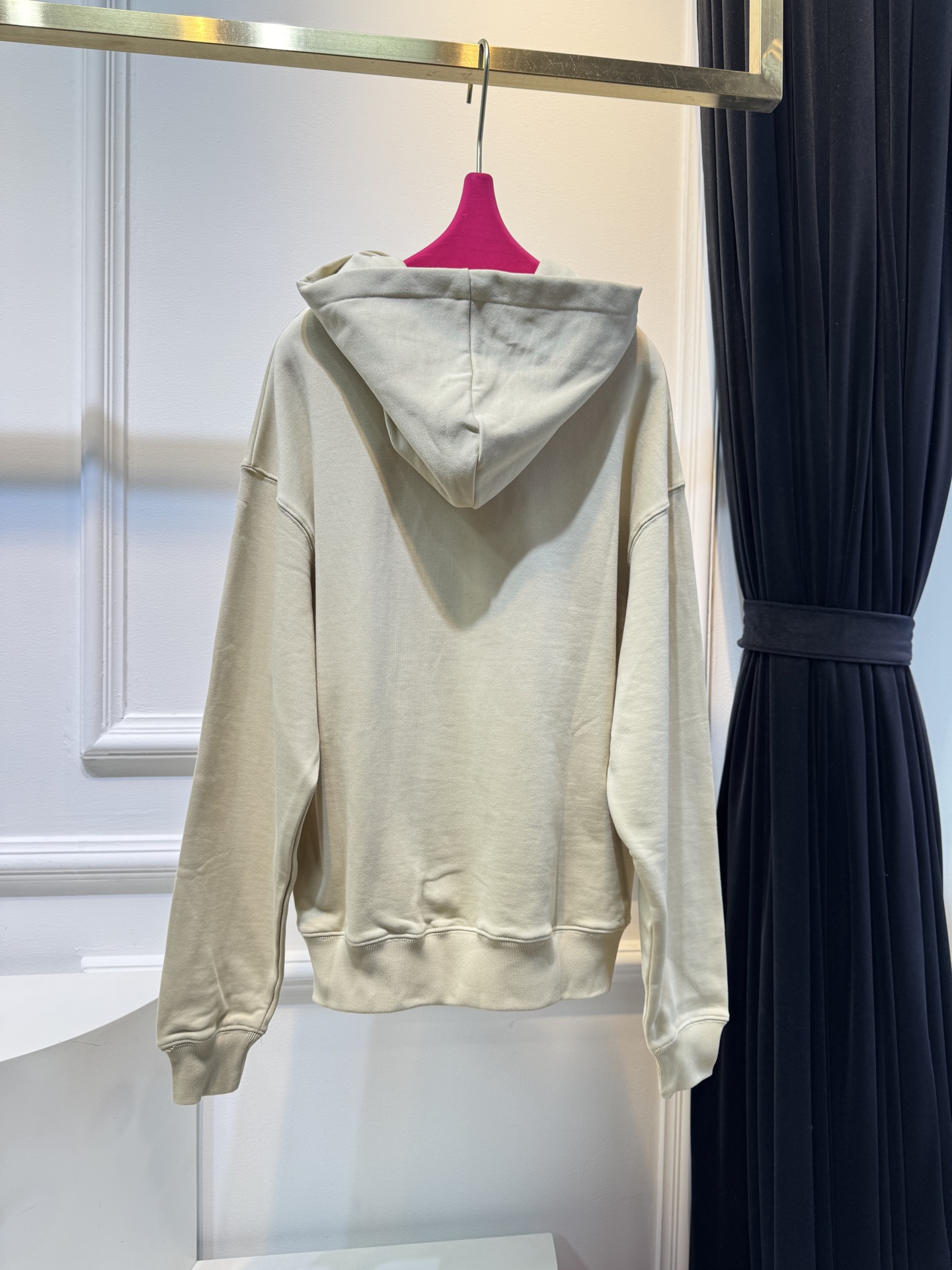 Jacquemu*连帽卫衣这款连帽卫衣属于开衫款式，带有拉链设计，可敞开穿着或拉上拉链，整体风格简约休闲