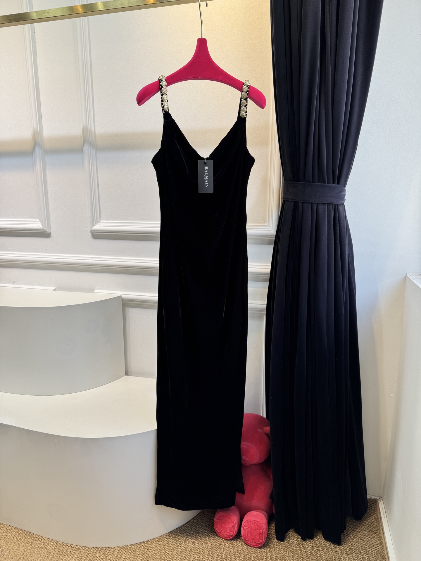 Balmain 丝绒开衩连衣裙，超绝氛围感、谁还没有这件丝绒裙以深邃丝绒为幕，肩带上标志性金币如星河倾泻