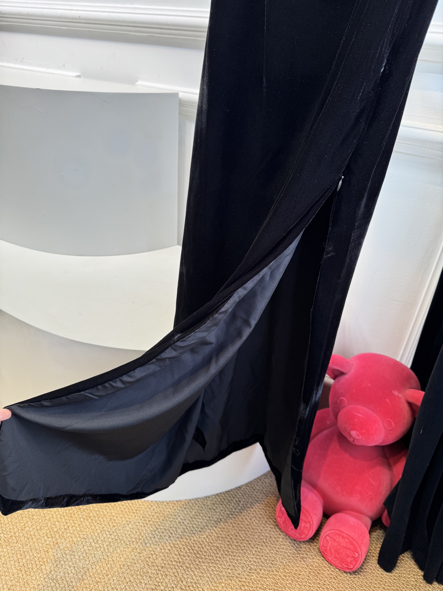 Balmain 丝绒开衩连衣裙，超绝氛围感、谁还没有这件丝绒裙以深邃丝绒为幕，肩带上标志性金币如星河倾泻