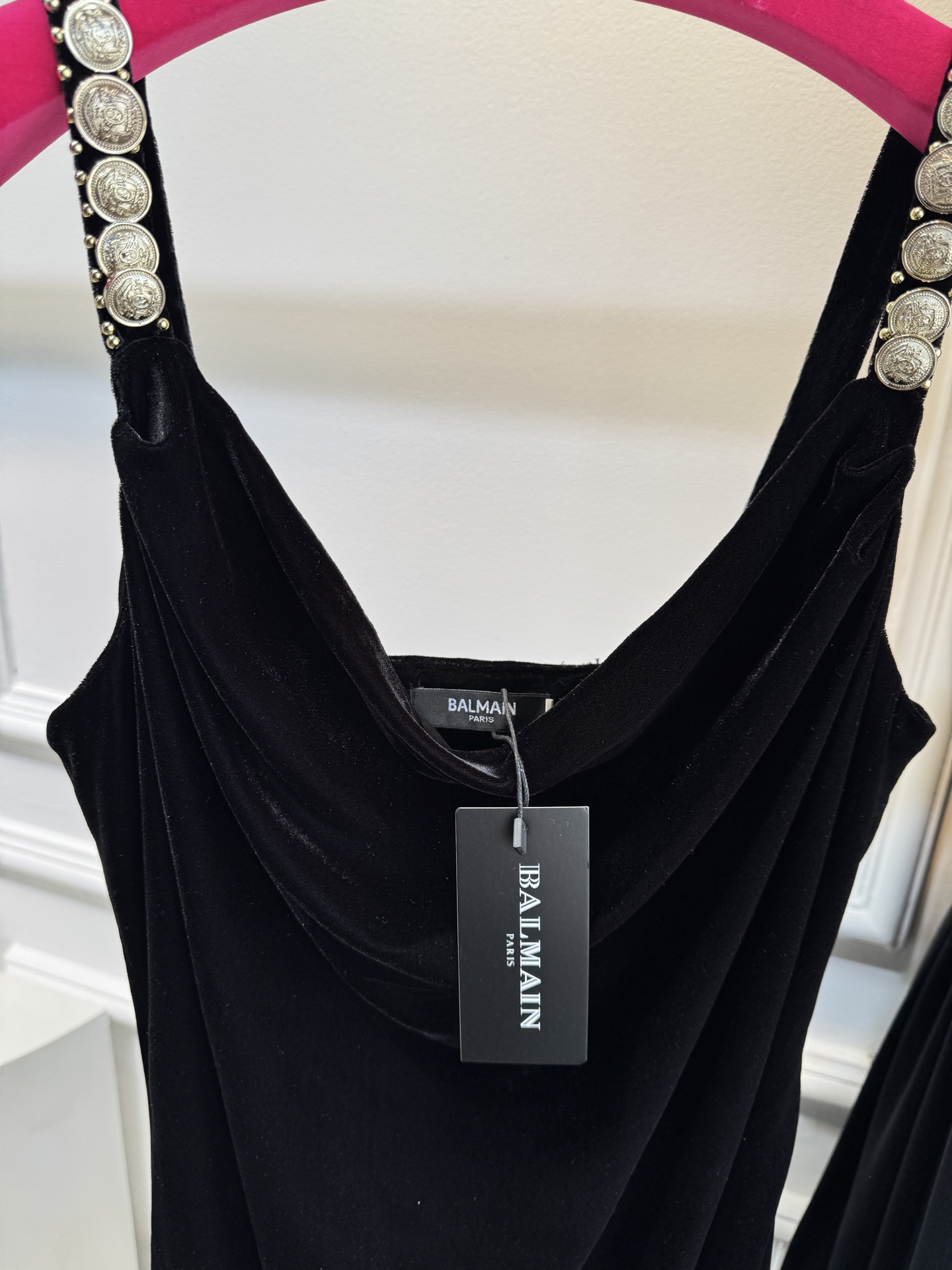 Balmain 丝绒开衩连衣裙，超绝氛围感、谁还没有这件丝绒裙以深邃丝绒为幕，肩带上标志性金币如星河倾泻