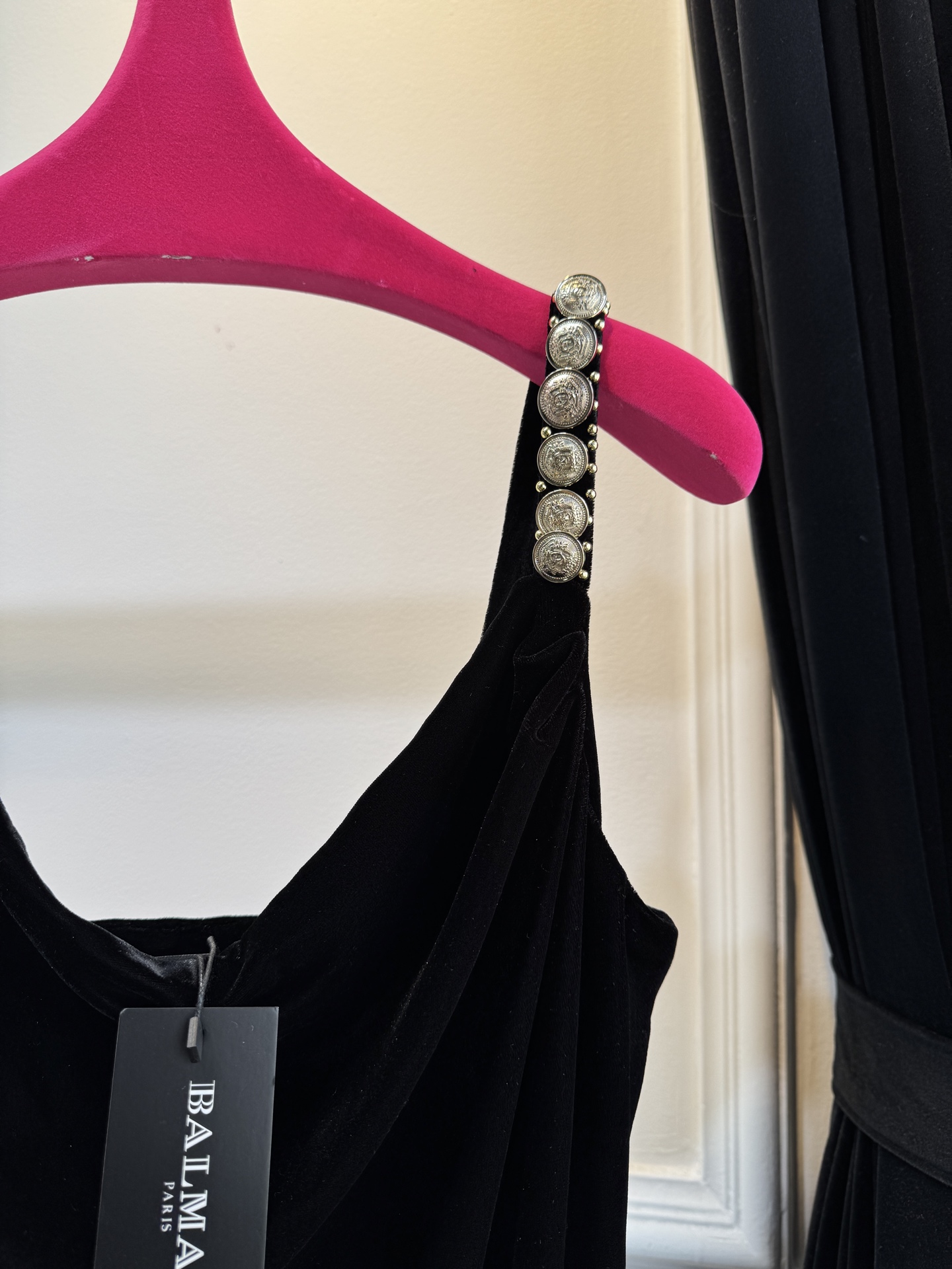 Balmain 丝绒开衩连衣裙，超绝氛围感、谁还没有这件丝绒裙以深邃丝绒为幕，肩带上标志性金币如星河倾泻