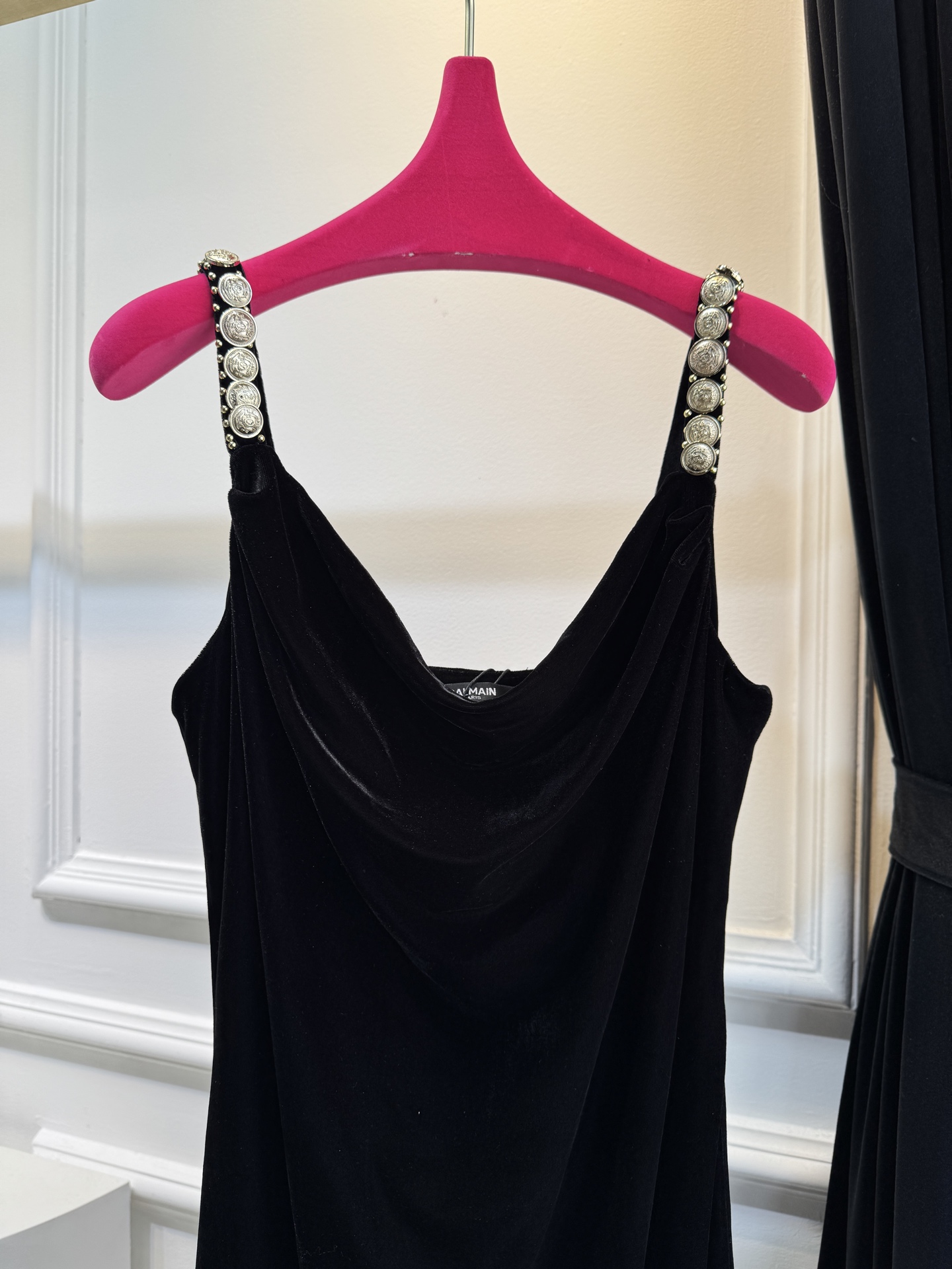 Balmain 丝绒开衩连衣裙，超绝氛围感、谁还没有这件丝绒裙以深邃丝绒为幕，肩带上标志性金币如星河倾泻