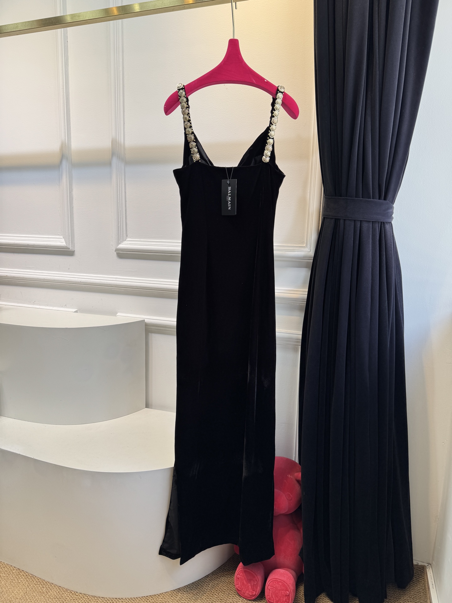 Balmain 丝绒开衩连衣裙，超绝氛围感、谁还没有这件丝绒裙以深邃丝绒为幕，肩带上标志性金币如星河倾泻