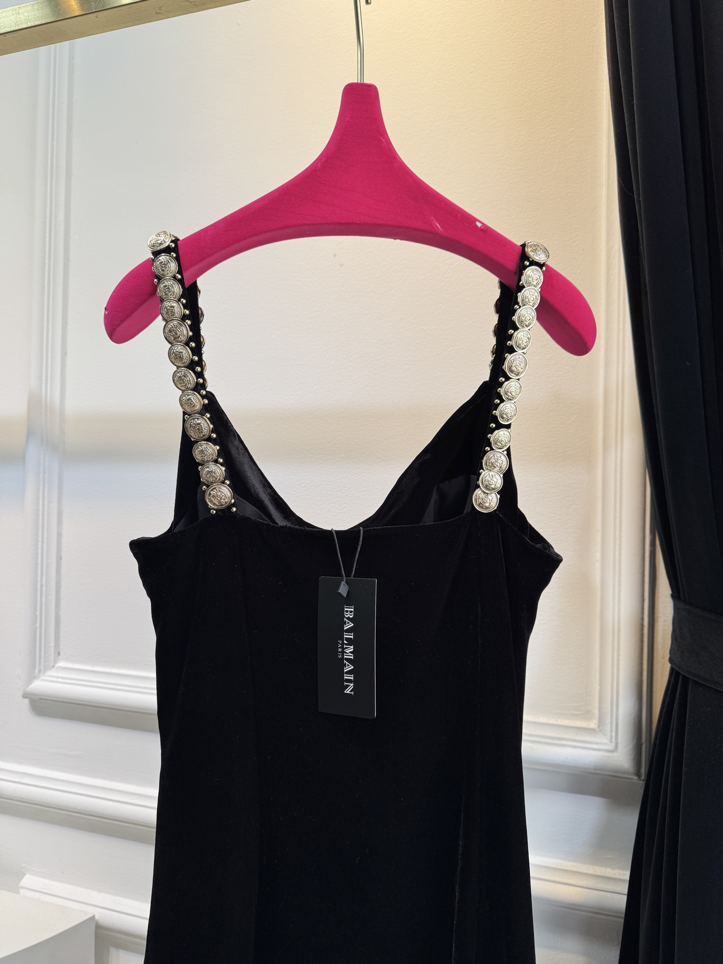 Balmain 丝绒开衩连衣裙，超绝氛围感、谁还没有这件丝绒裙以深邃丝绒为幕，肩带上标志性金币如星河倾泻