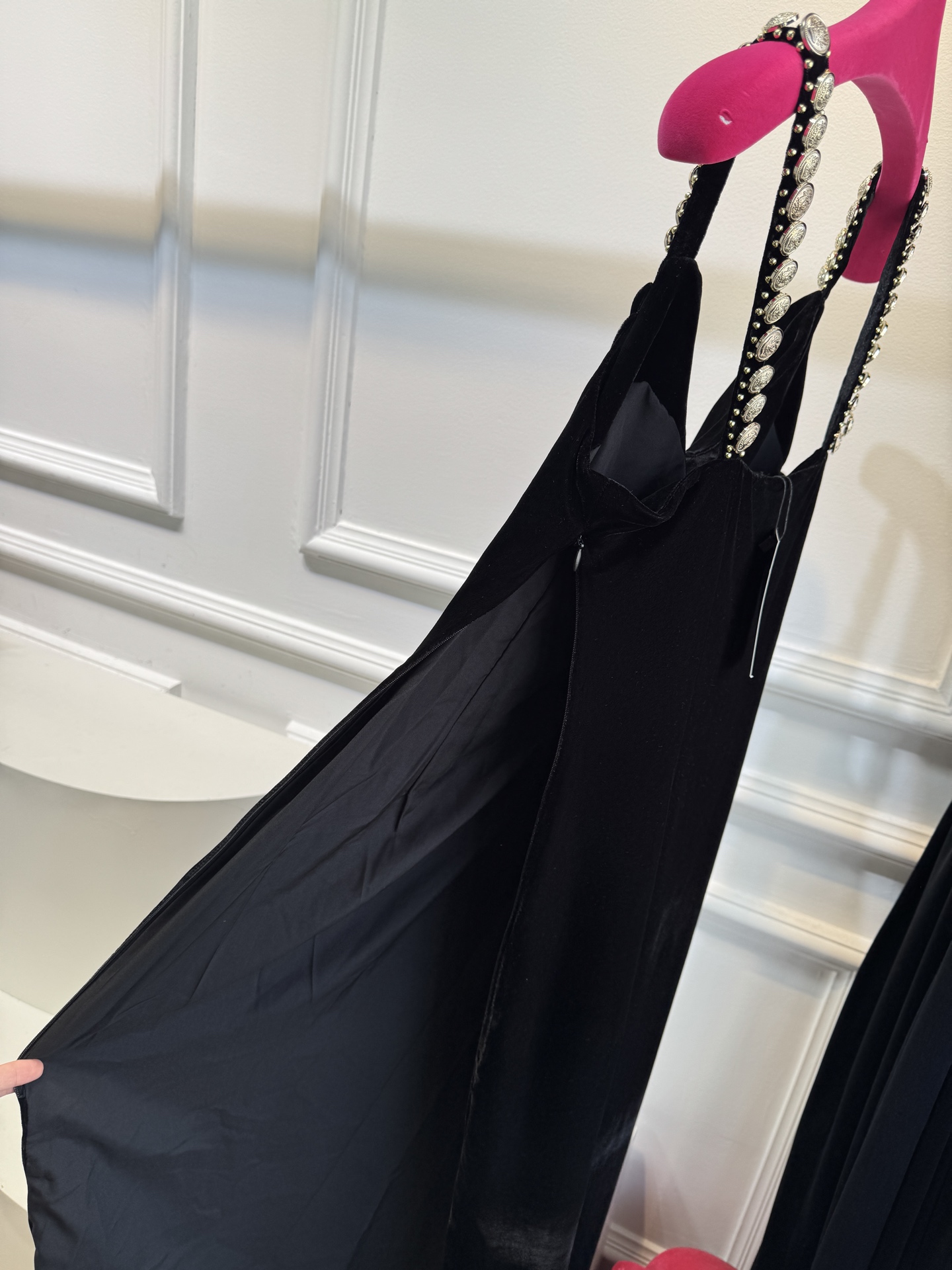 Balmain 丝绒开衩连衣裙，超绝氛围感、谁还没有这件丝绒裙以深邃丝绒为幕，肩带上标志性金币如星河倾泻