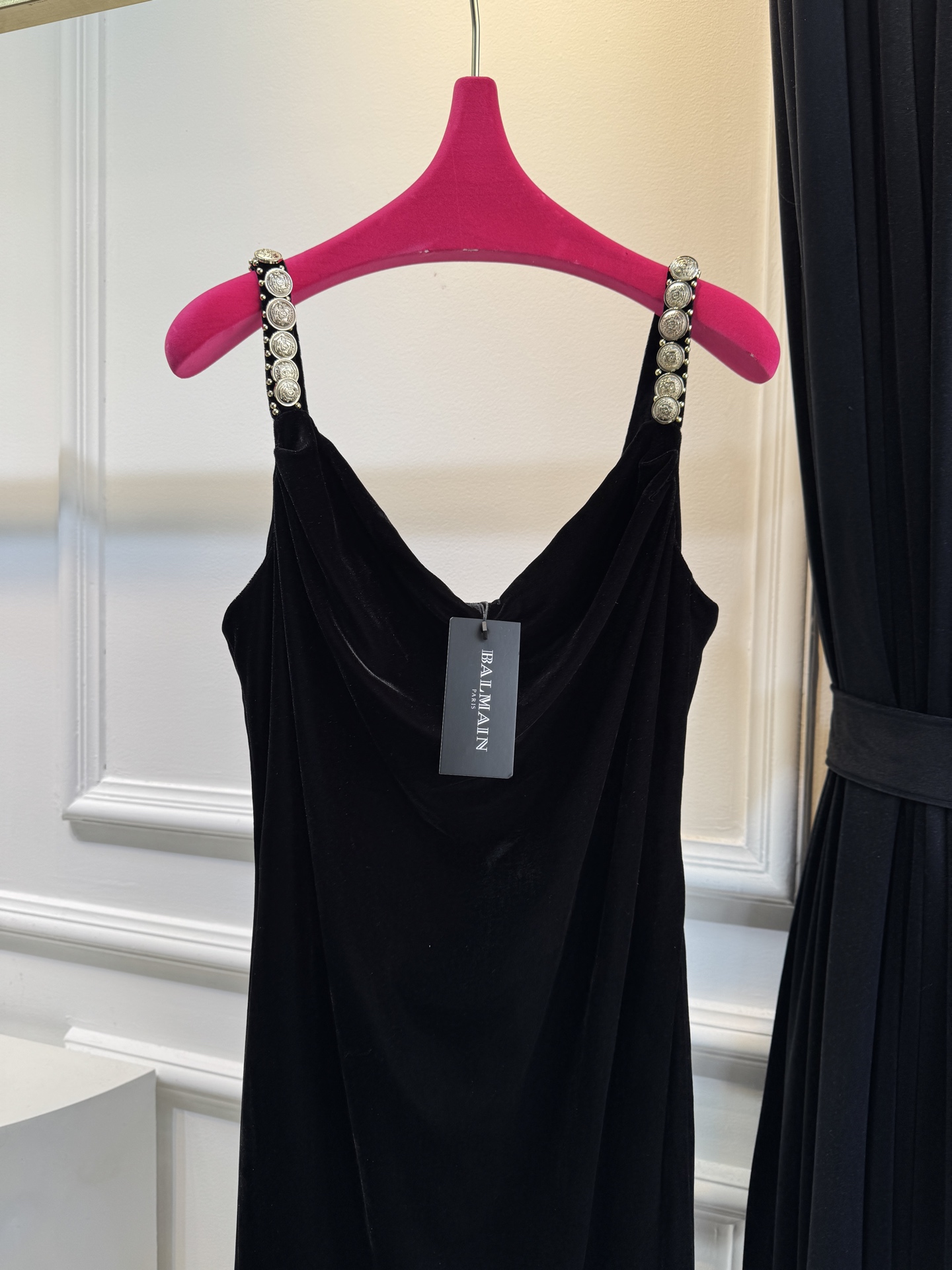 Balmain 丝绒开衩连衣裙，超绝氛围感、谁还没有这件丝绒裙以深邃丝绒为幕，肩带上标志性金币如星河倾泻