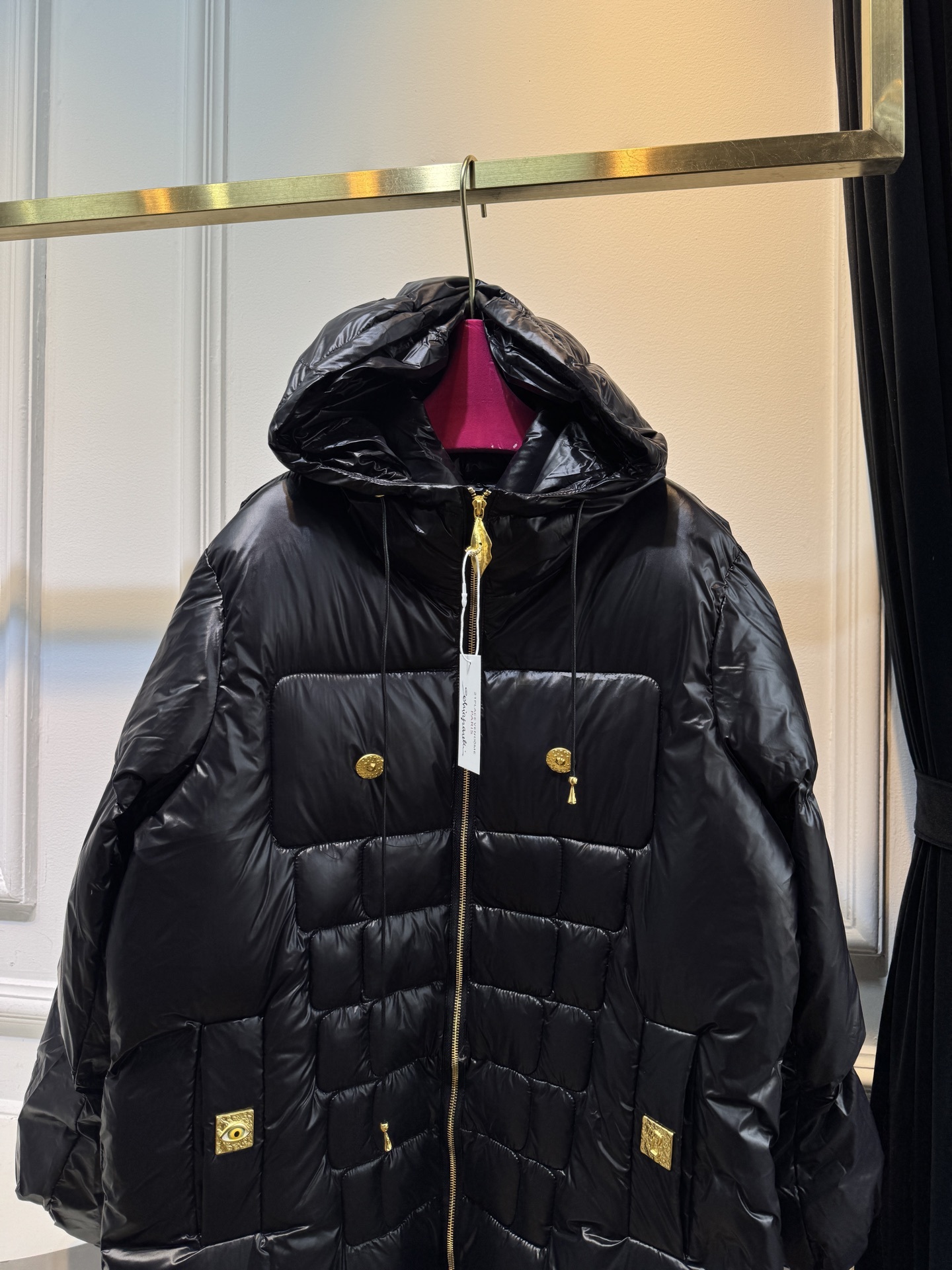 schiaparelli夏帕瑞丽廓形骨架设计棉服• 整体版型:属于oversize宽松版型,剪裁较为廓形