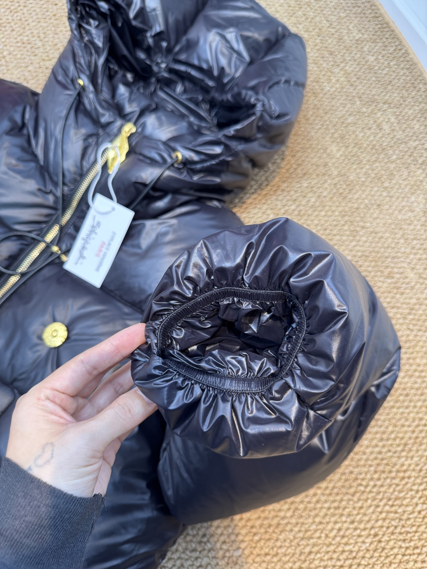 schiaparelli夏帕瑞丽廓形骨架设计棉服• 整体版型:属于oversize宽松版型,剪裁较为廓形