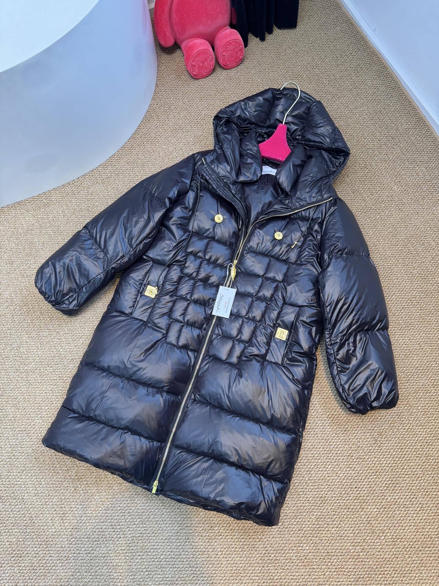 schiaparelli夏帕瑞丽廓形骨架设计棉服• 整体版型:属于oversize宽松版型,剪裁较为廓形