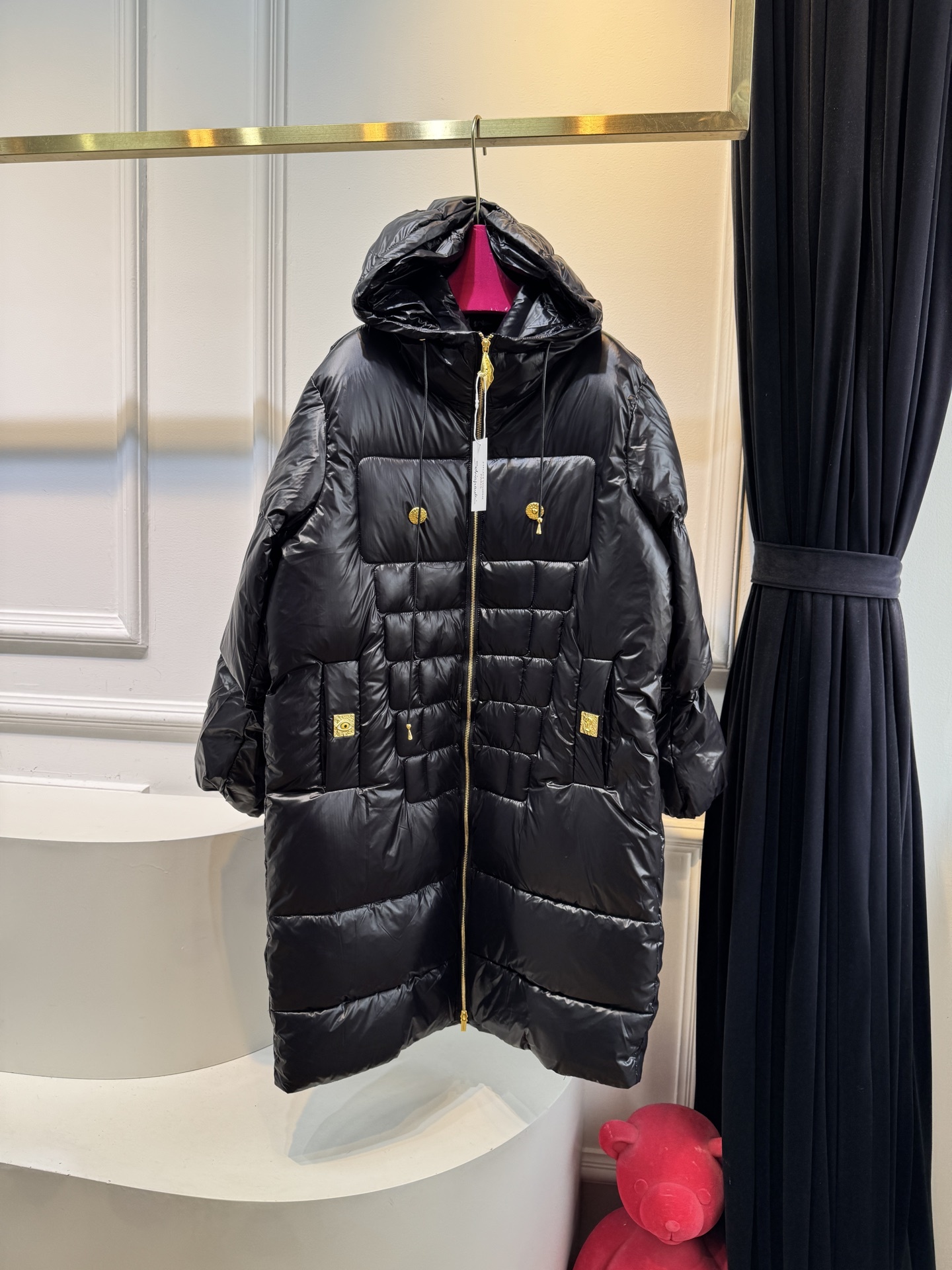 schiaparelli夏帕瑞丽廓形骨架设计棉服• 整体版型:属于oversize宽松版型,剪裁较为廓形