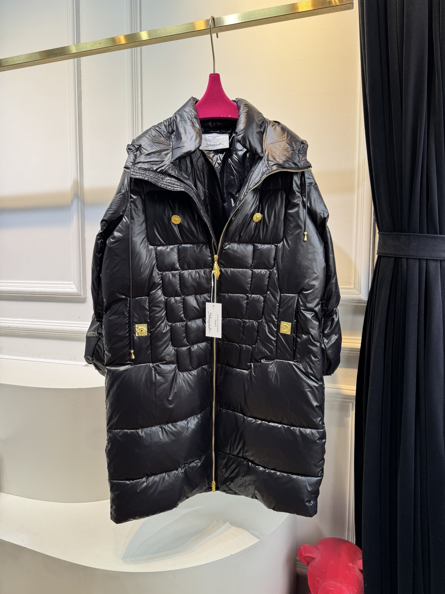 schiaparelli夏帕瑞丽廓形骨架设计棉服• 整体版型:属于oversize宽松版型,剪裁较为廓形
