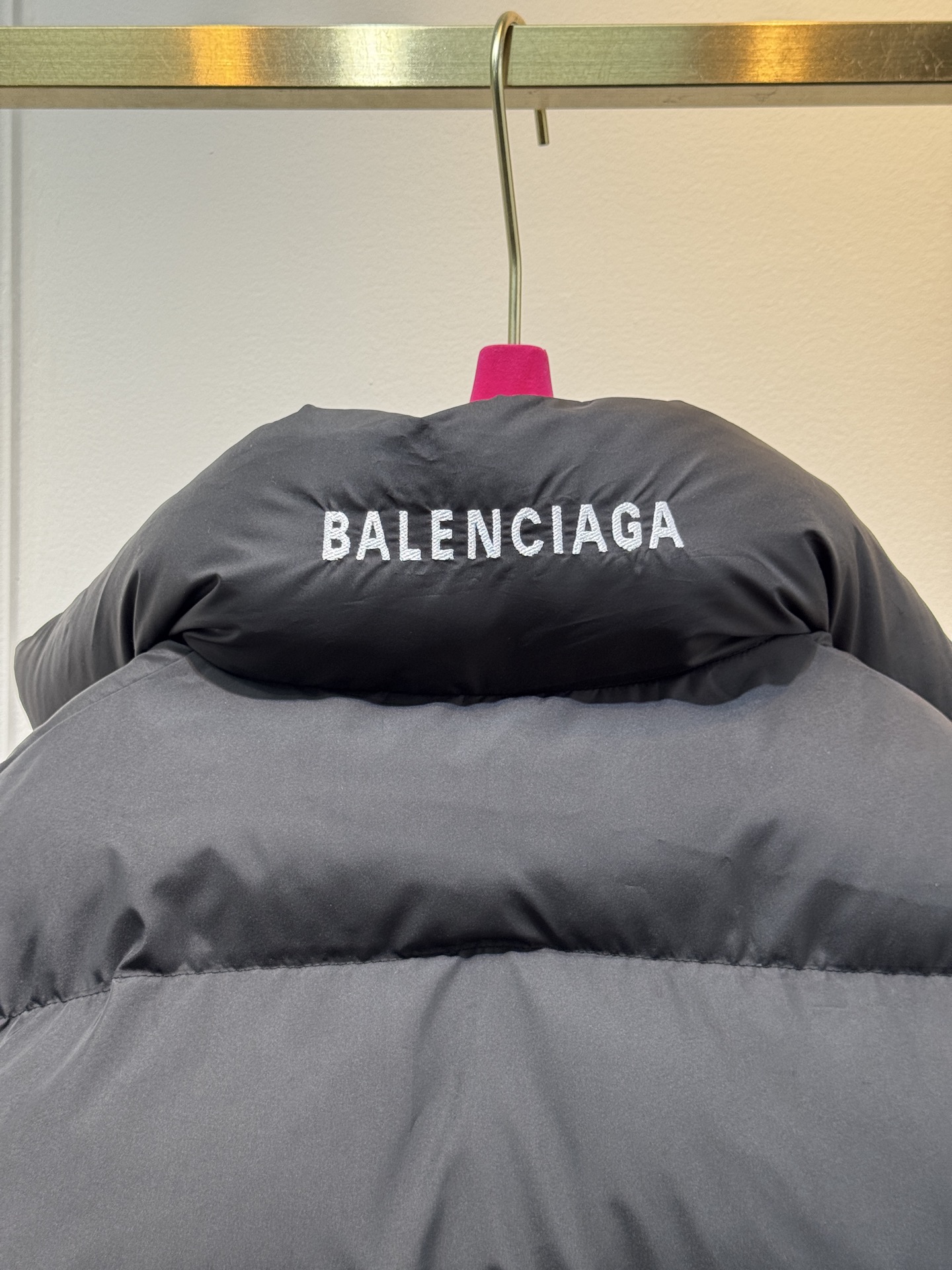 blcg廓形棉服，⚠️超级大的版型哦前幅搭配两个经典手插袋完善整体 采用锁扣标志拉链 面料采用聚酯纤维和