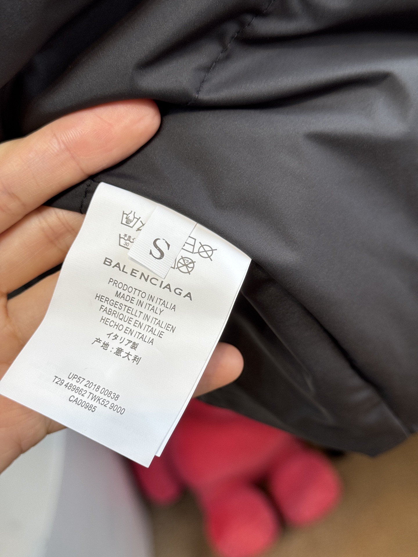 blcg廓形棉服，⚠️超级大的版型哦前幅搭配两个经典手插袋完善整体 采用锁扣标志拉链 面料采用聚酯纤维和