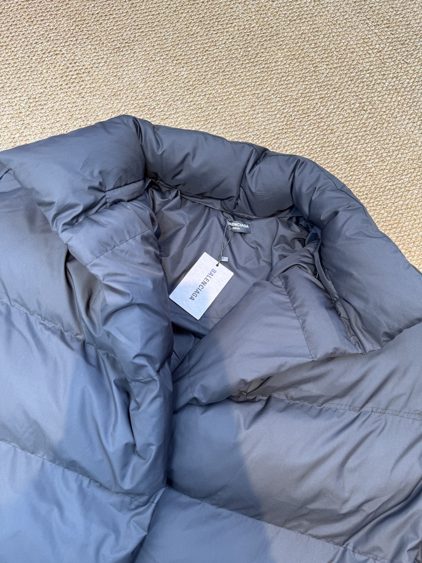 blcg廓形棉服，⚠️超级大的版型哦前幅搭配两个经典手插袋完善整体 采用锁扣标志拉链 面料采用聚酯纤维和