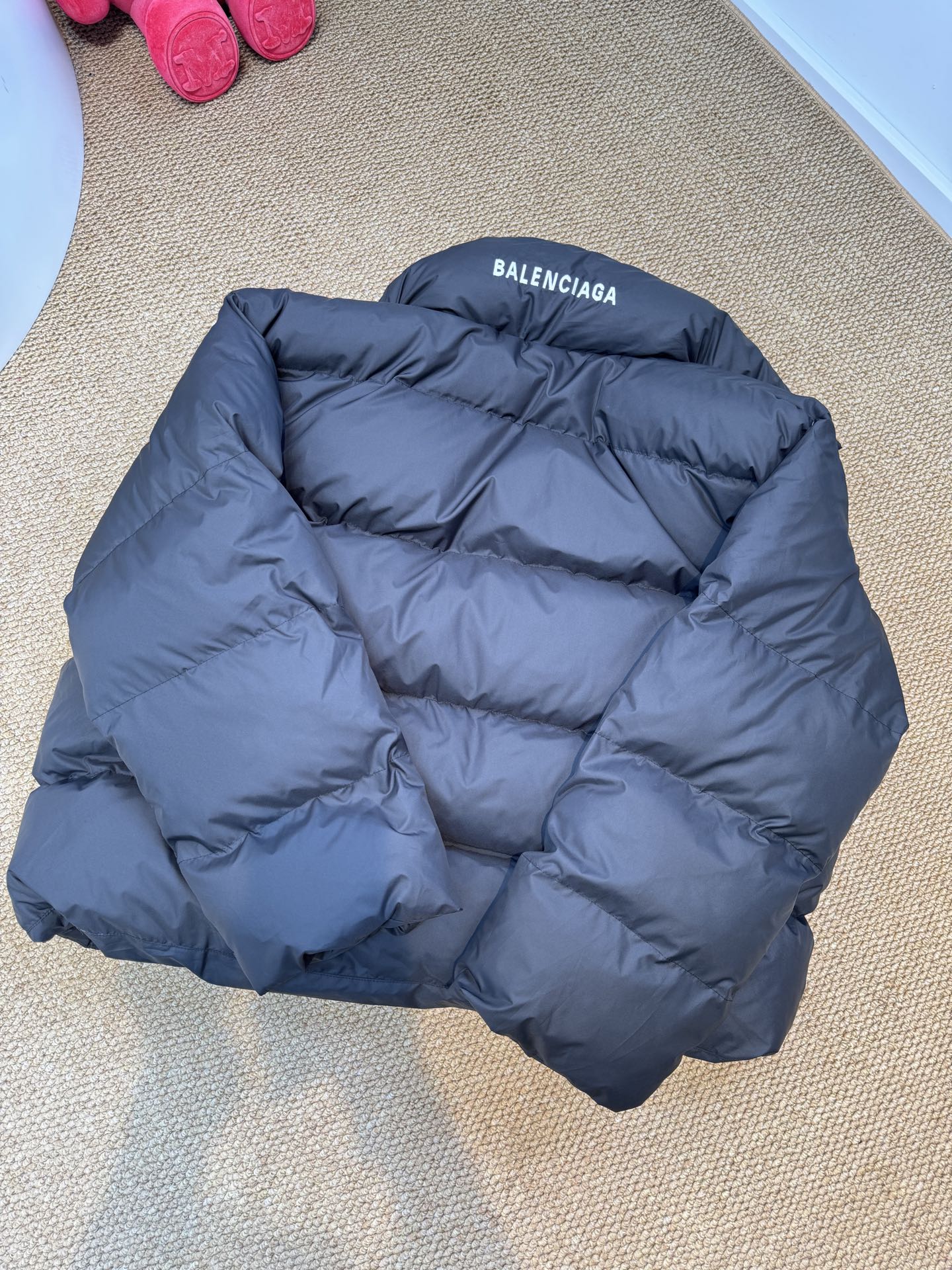 blcg廓形棉服，⚠️超级大的版型哦前幅搭配两个经典手插袋完善整体 采用锁扣标志拉链 面料采用聚酯纤维和