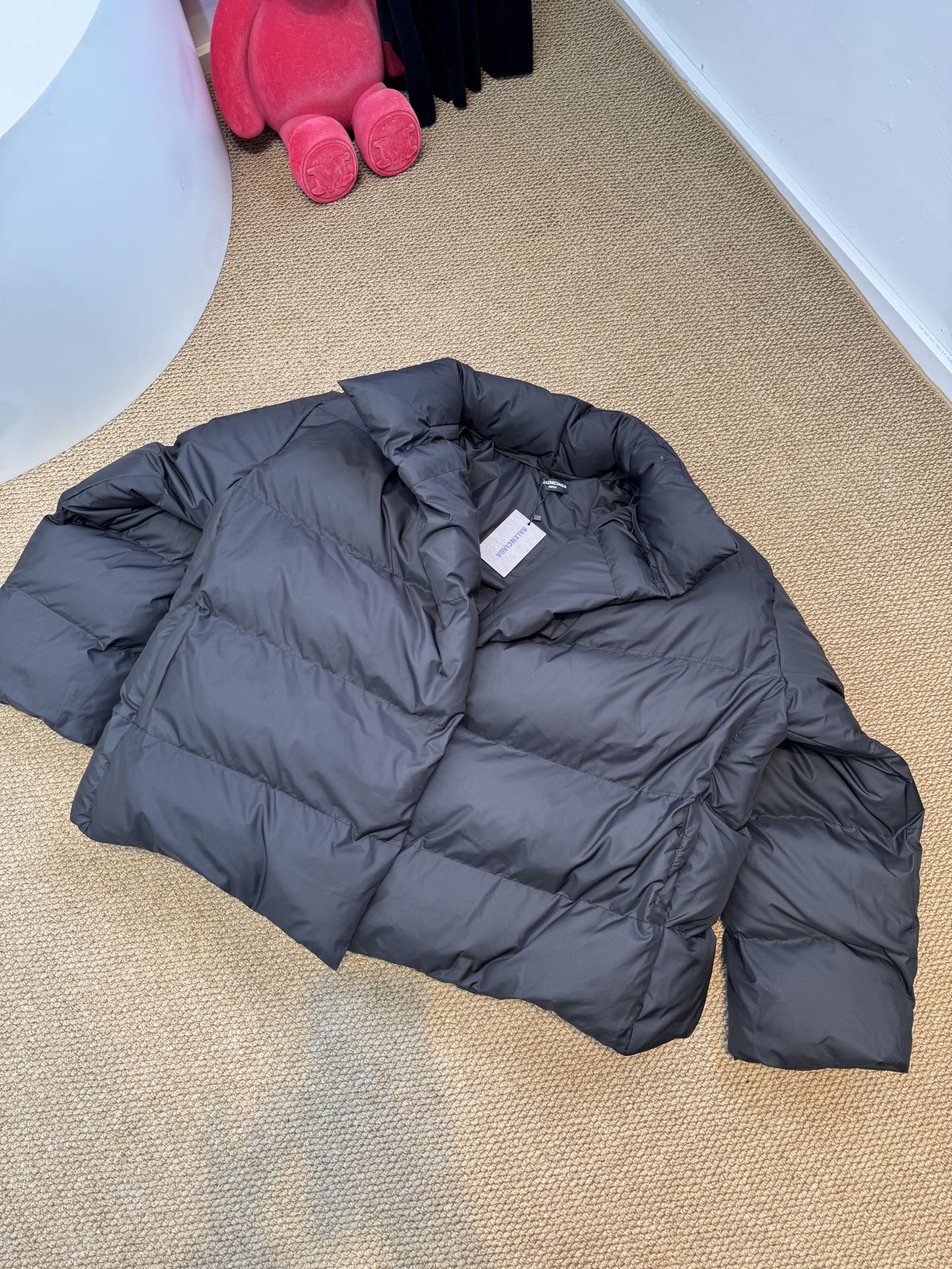 blcg廓形棉服，⚠️超级大的版型哦前幅搭配两个经典手插袋完善整体 采用锁扣标志拉链 面料采用聚酯纤维和